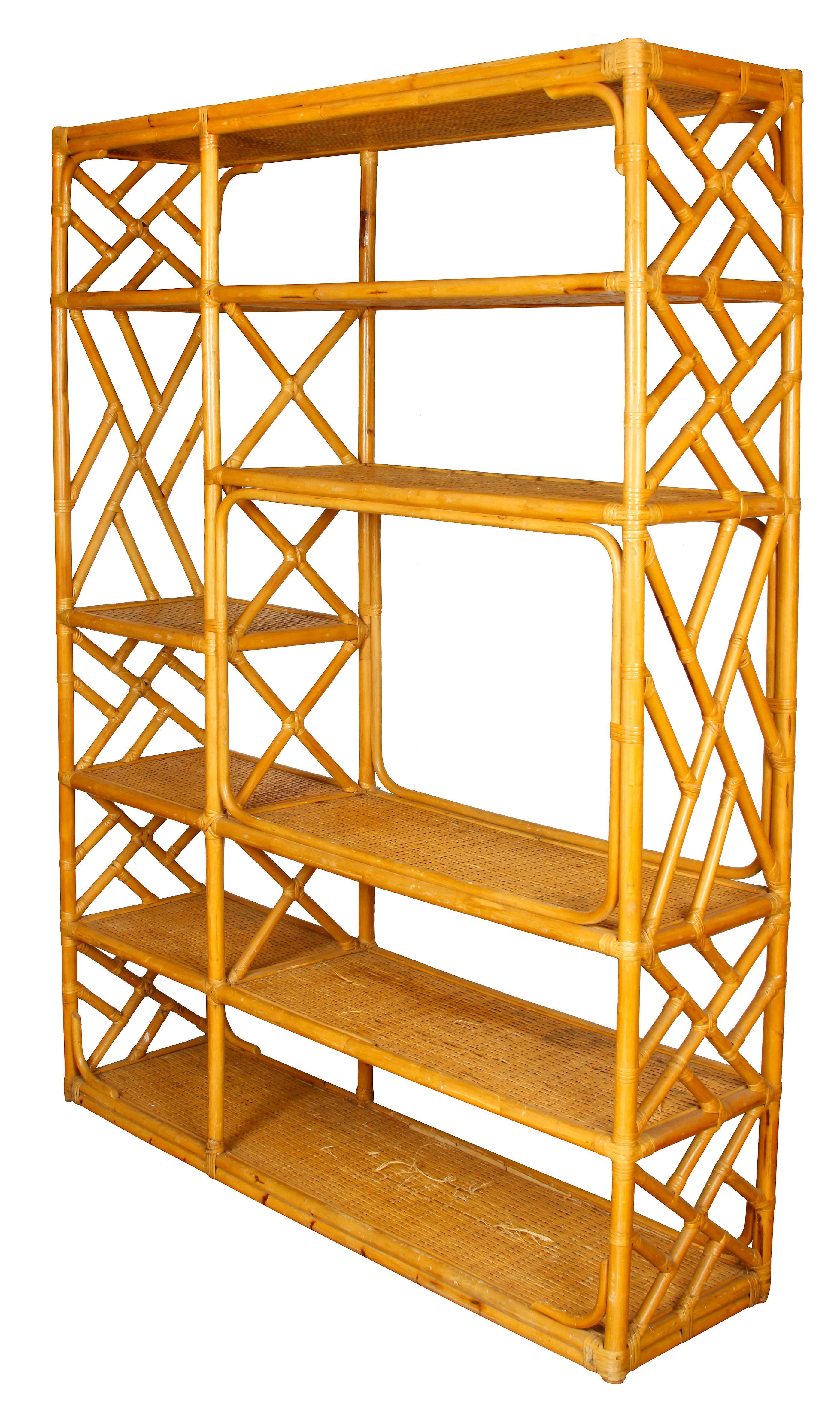 Grande étagère vintage in stile Bielecky realizzata in rattan. Bellissimo pezzo d'ispirazione asiatica per esporre una varietà di oggetti decorativi su ripiani in canne.