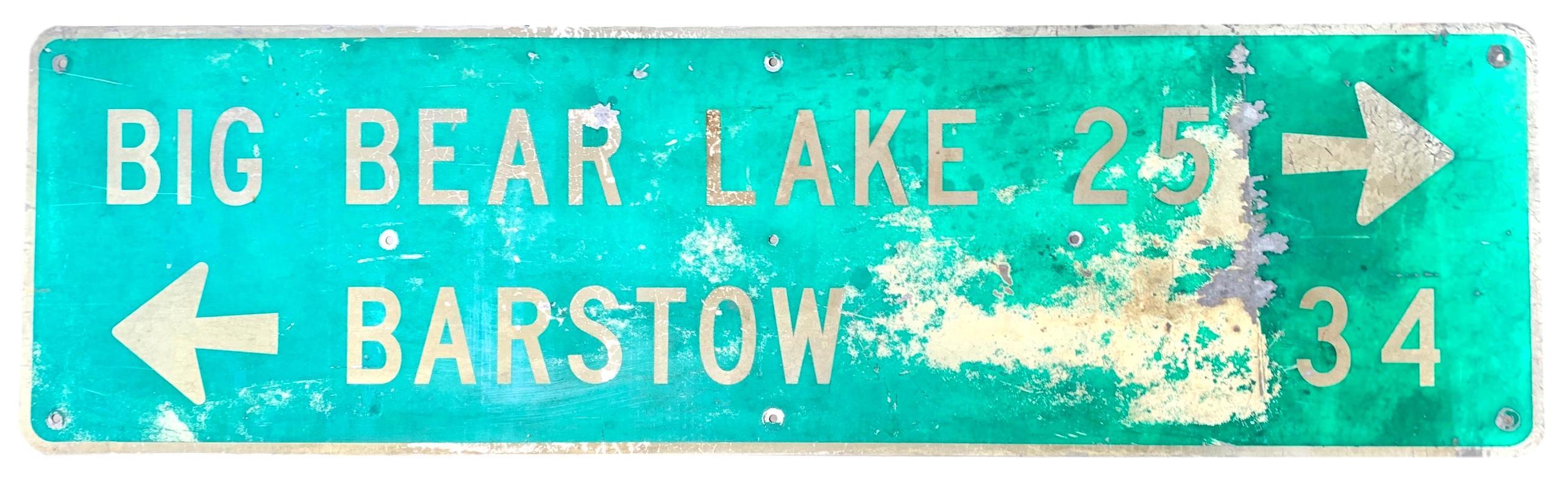 Panneau d'autoroute californien vintage très cool indiquant la direction de Big Bear Lake. Un lieu emblématique de la Californie, un morceau d'histoire cool. Belle coloration et état usé. Fantastique pièce éphémère de Californie. Plus d'un mètre de