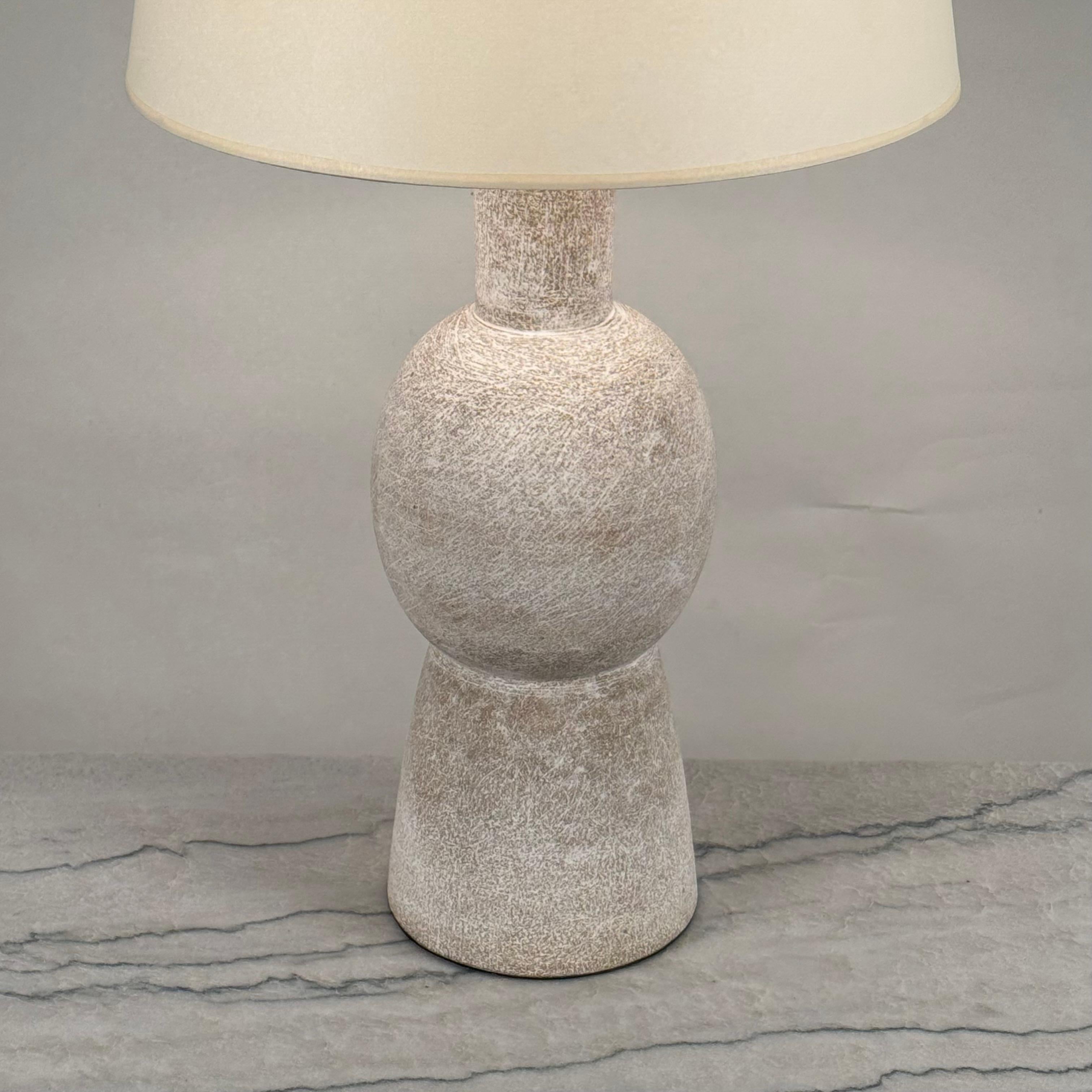 Vernissé Grande lampe en grès blanc 