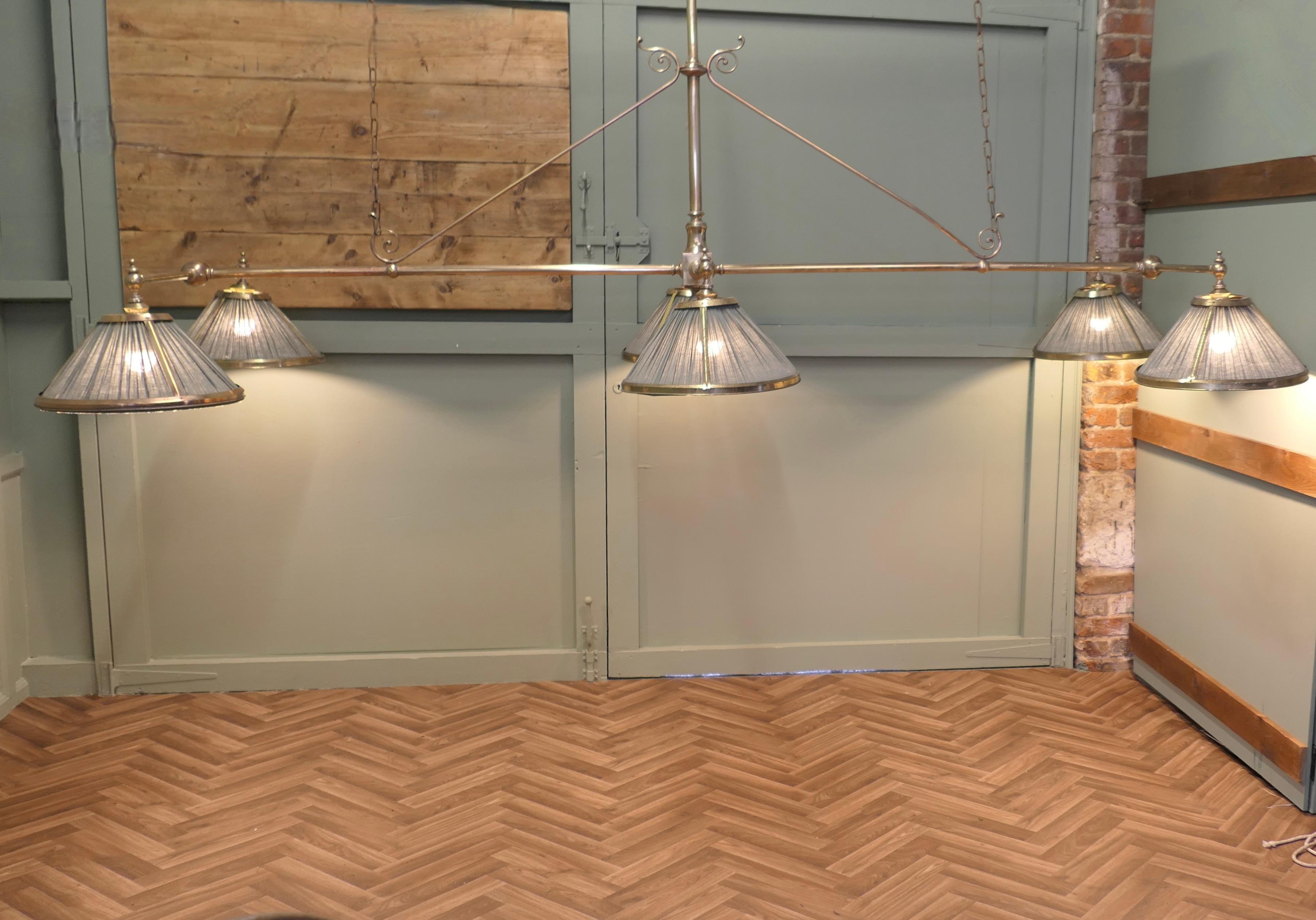 Tavolo da biliardo grande 6 lampade Luce a sospensione in ottone 

Questo fantastico pezzo è stato progettato da Christopher Wray Lighting, in un elegante stile Art Deco, completamente funzionante e pronto da appendere.
Lampade di queste dimensioni