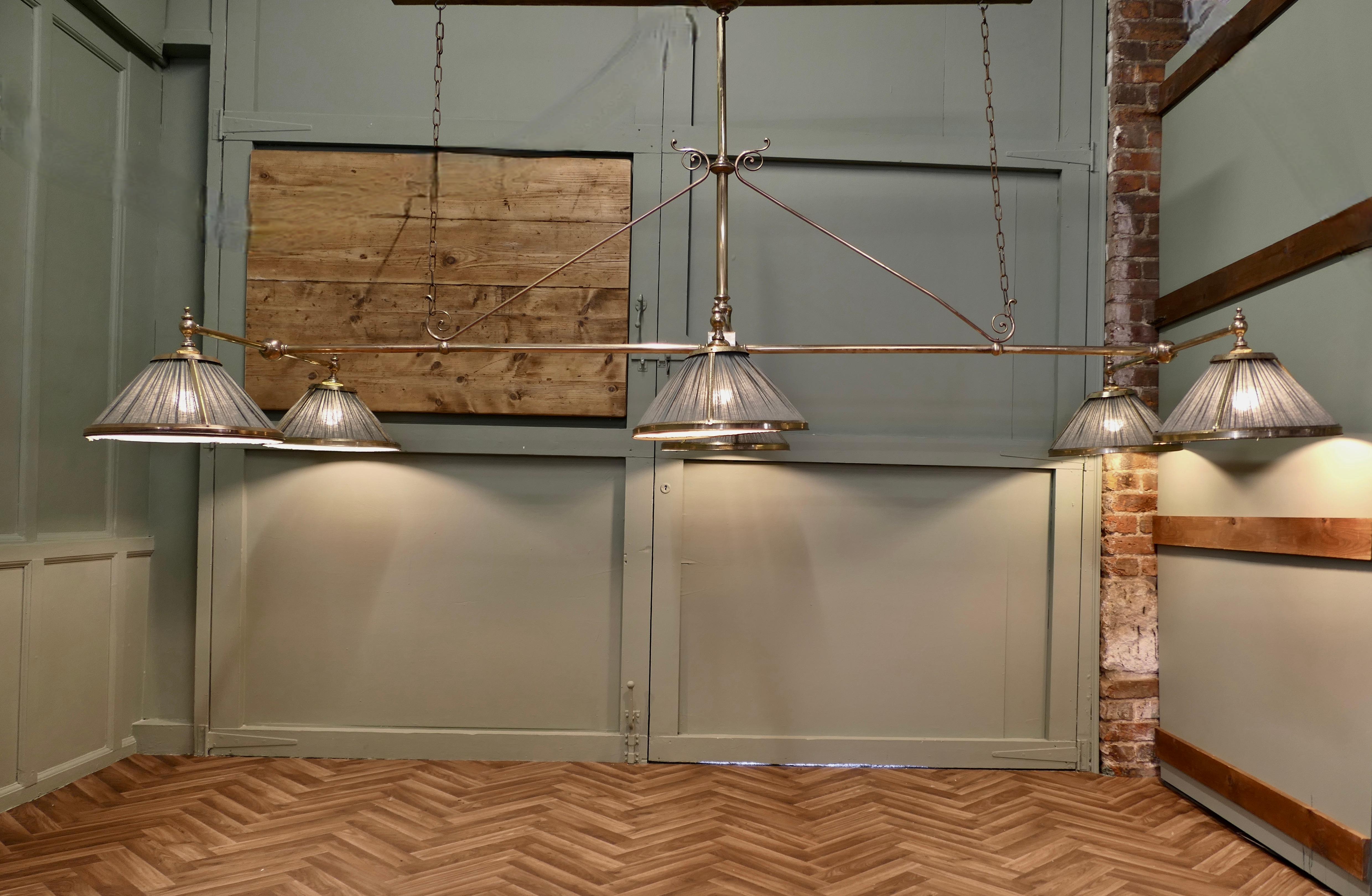 Mid-Century moderno Tavolo da biliardo grande 6 lampade Luce a sospensione in ottone   Questo fantastico pezzo è stato progettato in vendita
