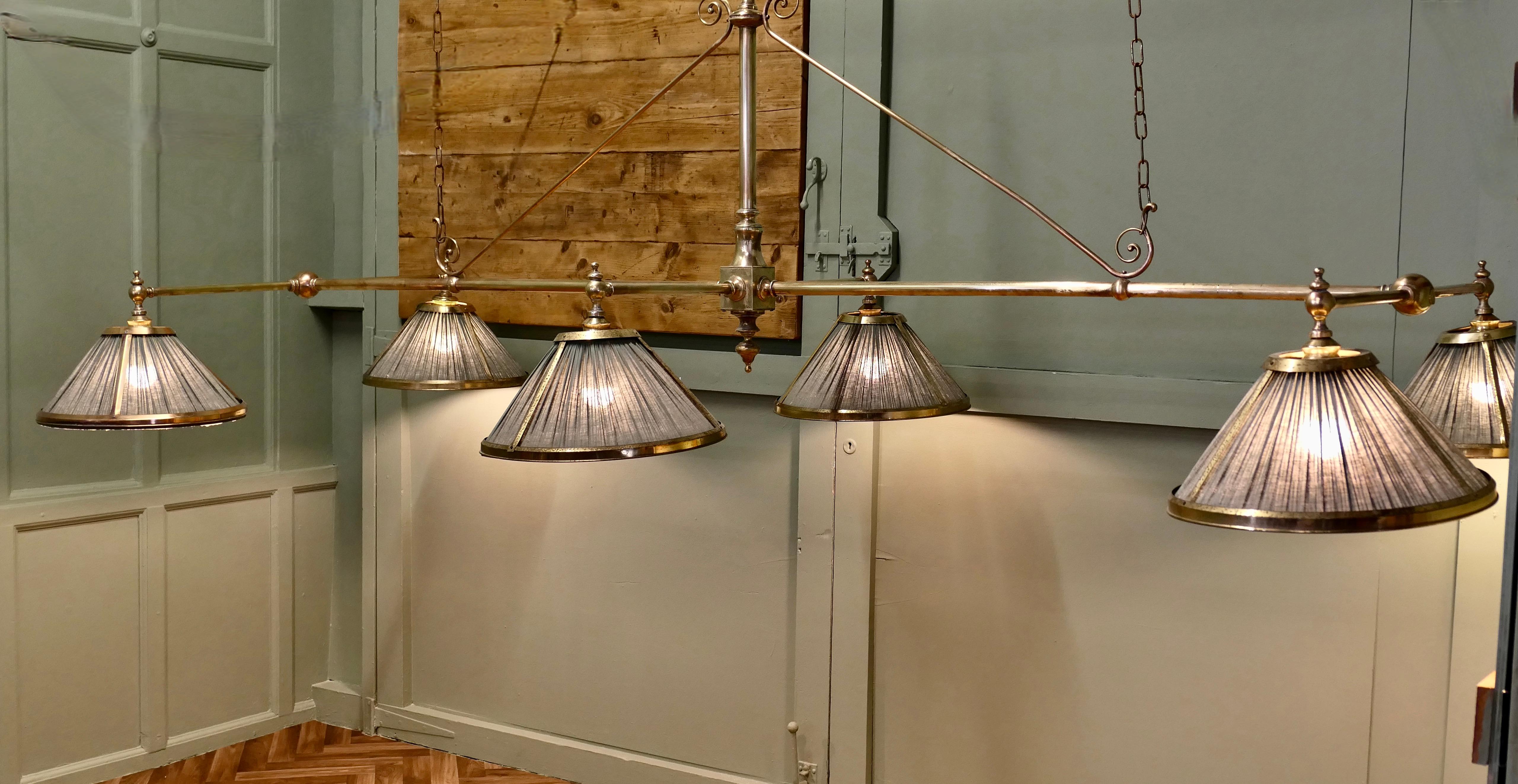 Tavolo da biliardo grande 6 lampade Luce a sospensione in ottone   Questo fantastico pezzo è stato progettato In condizioni buone in vendita a Godshill, Isle of Wight