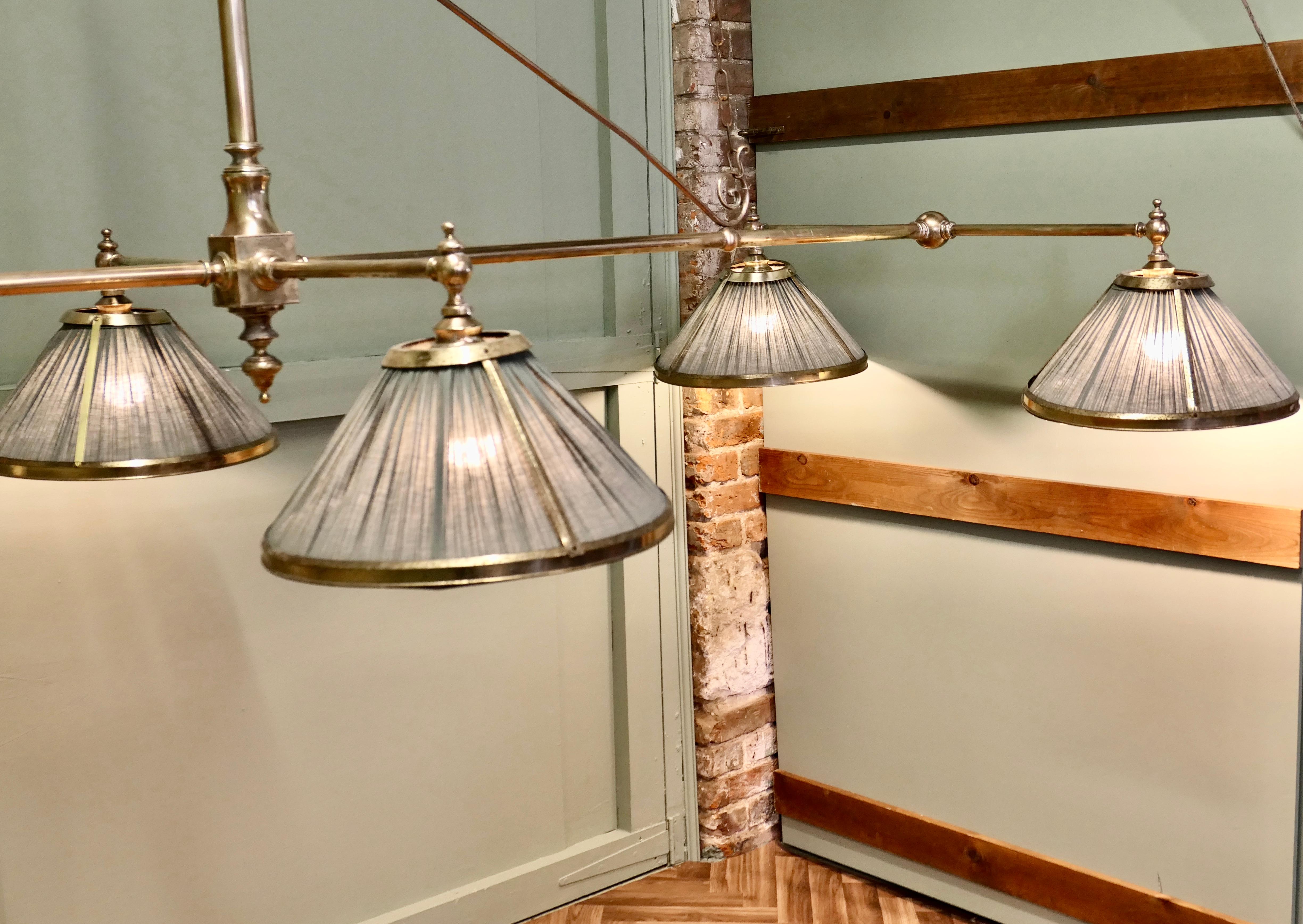 Metà XX secolo Tavolo da biliardo grande 6 lampade Luce a sospensione in ottone   Questo fantastico pezzo è stato progettato in vendita