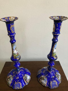 Candeleros grandes de esmalte Bilston, azul cobalto con reservas doradas y escénicas c1780