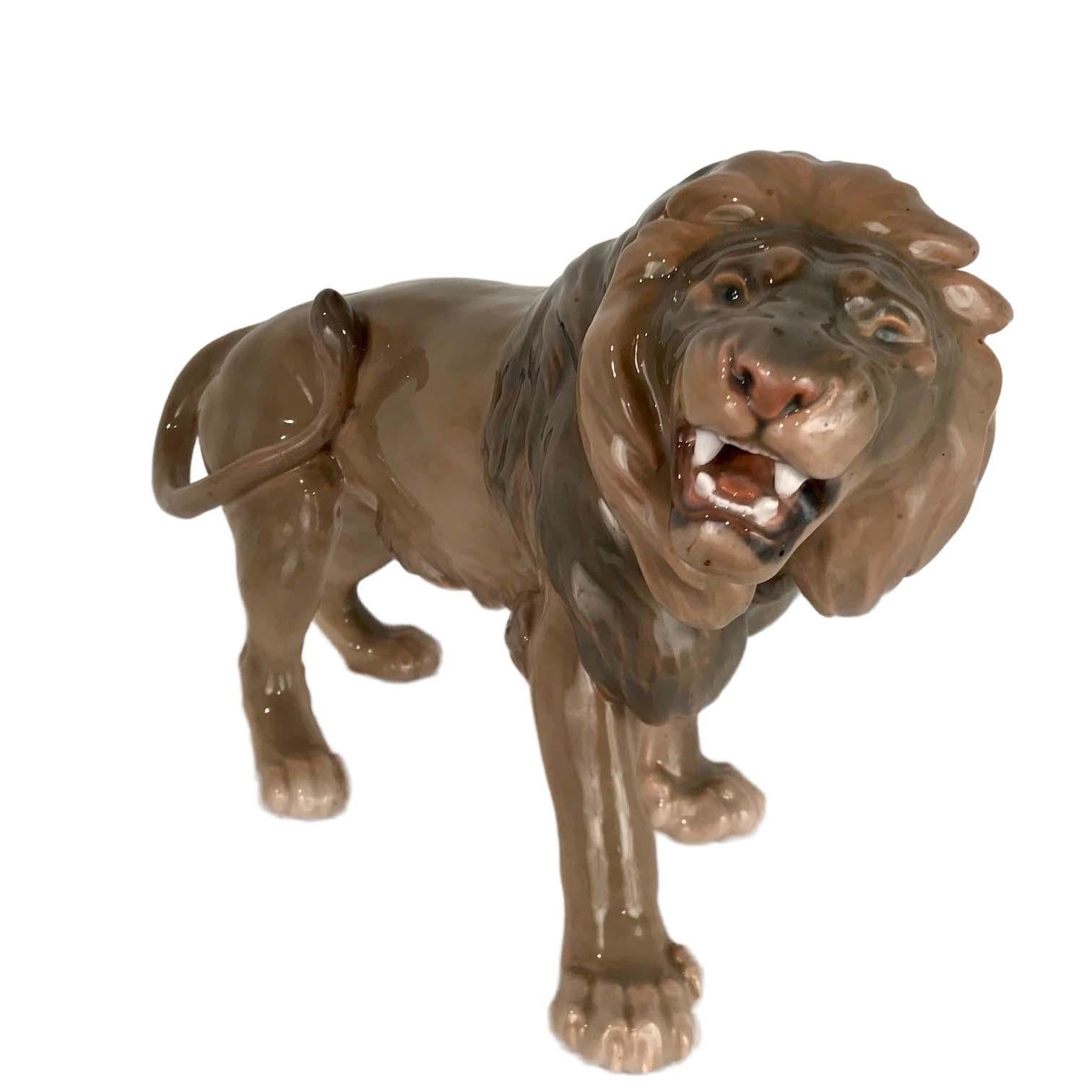 Ce lion rugissant en porcelaine de très grande taille est bien moulé et peint à la main avec le souci du détail. Il est entièrement marqué des trois tours de Copenhague sur le bas d'une patte avant et du numéro de produit 2052 sur l'autre.
En