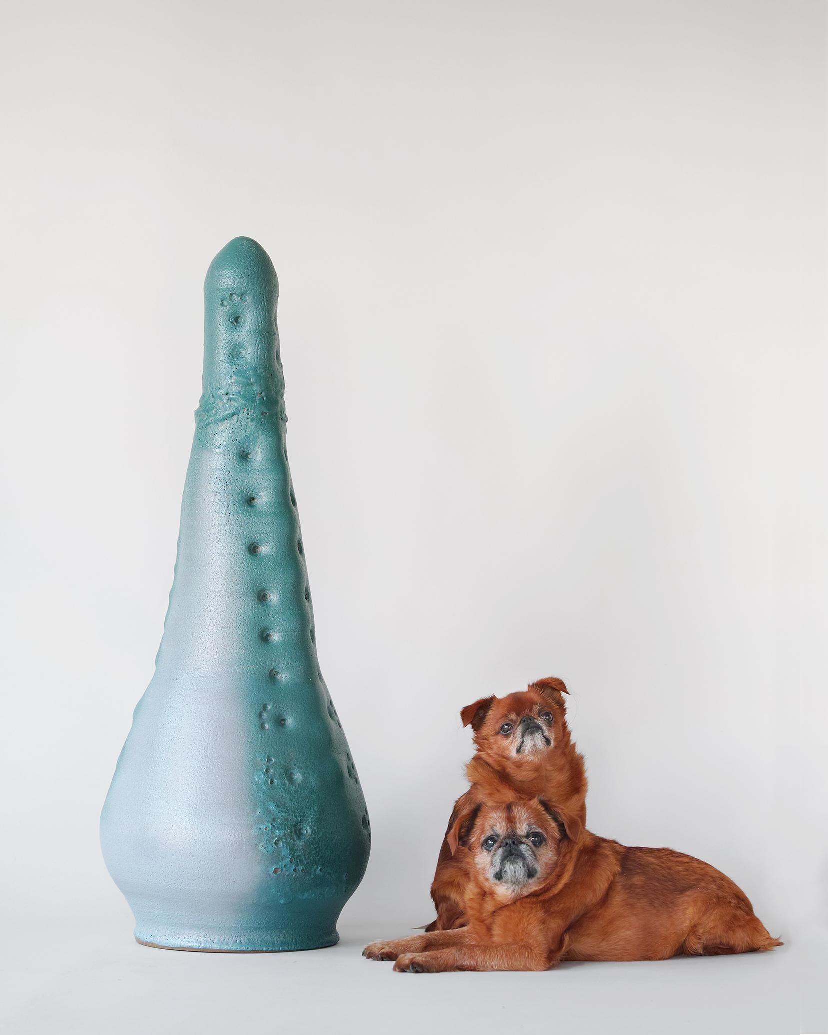 Ti proponiamo questa scultura biomorfa in ceramica, unica nel suo genere e di grandi dimensioni. È alto ben 37,5 pollici e fa un figurone sul pavimento, su un tavolo o in giardino. Forse suggerisce la rappresentazione di un'appendice o di una coda