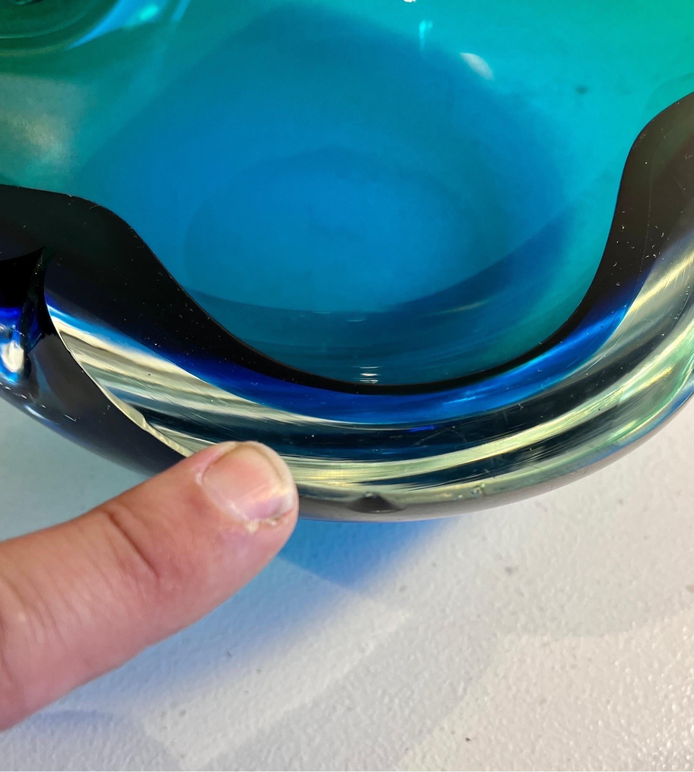 Grande ciotola biomorfa in vetro blu e verde di Murano, circa 1970 in vendita 3