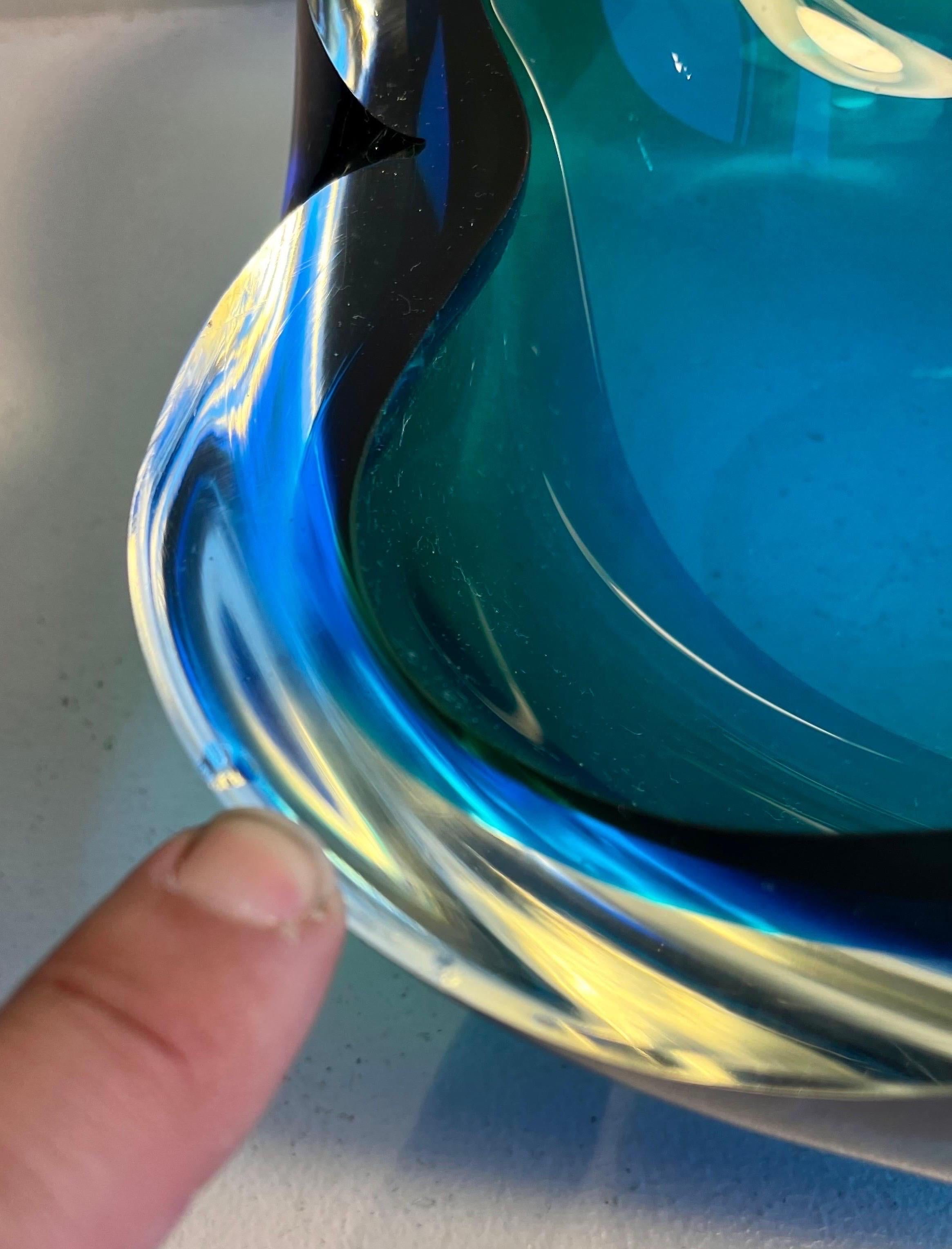 Grande ciotola biomorfa in vetro blu e verde di Murano, circa 1970 in vendita 4