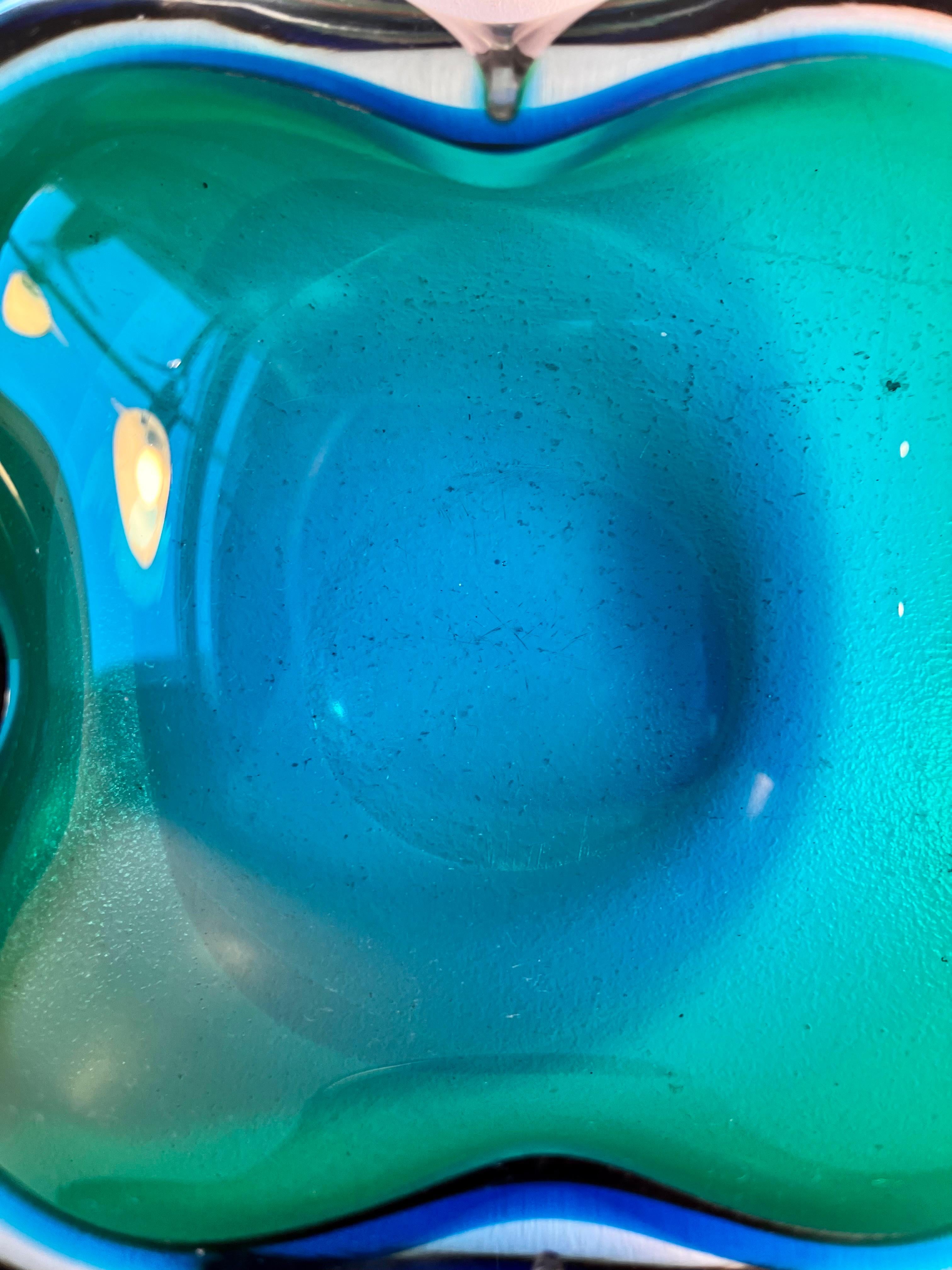 Grande ciotola biomorfa in vetro blu e verde di Murano, circa 1970 in vendita 5