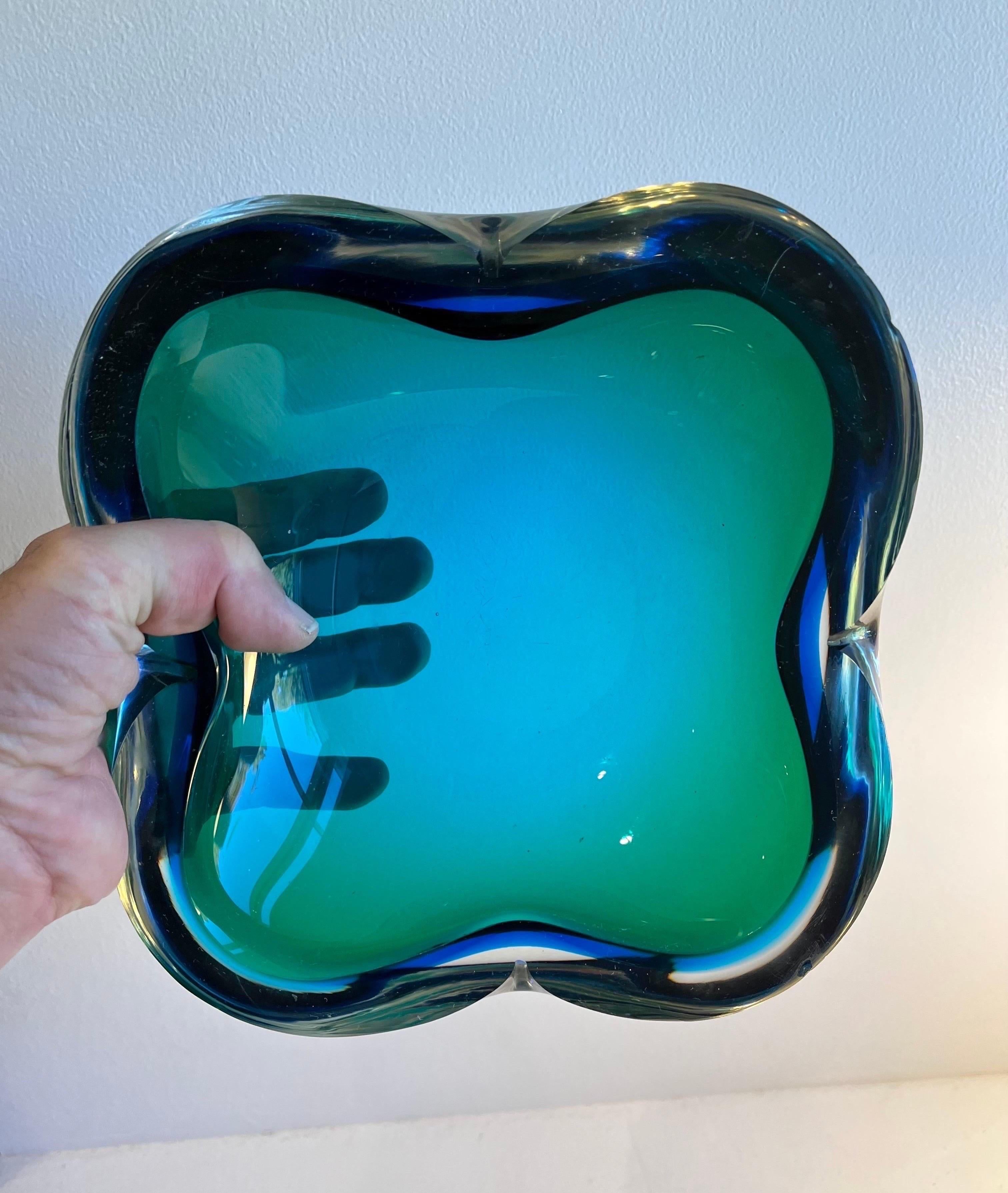Mid-Century moderno Grande ciotola biomorfa in vetro blu e verde di Murano, circa 1970 in vendita