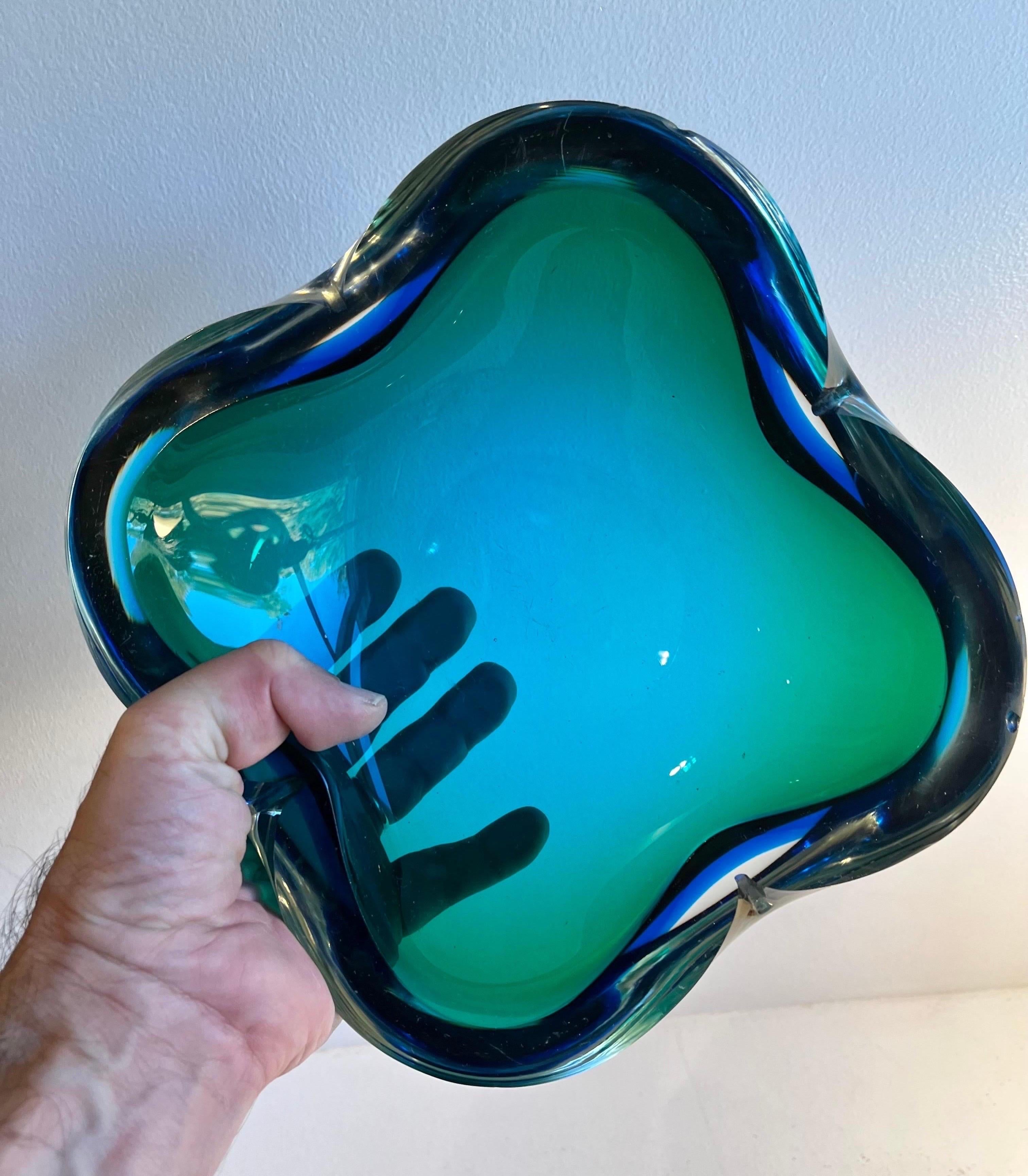 Italiano Grande ciotola biomorfa in vetro blu e verde di Murano, circa 1970 in vendita