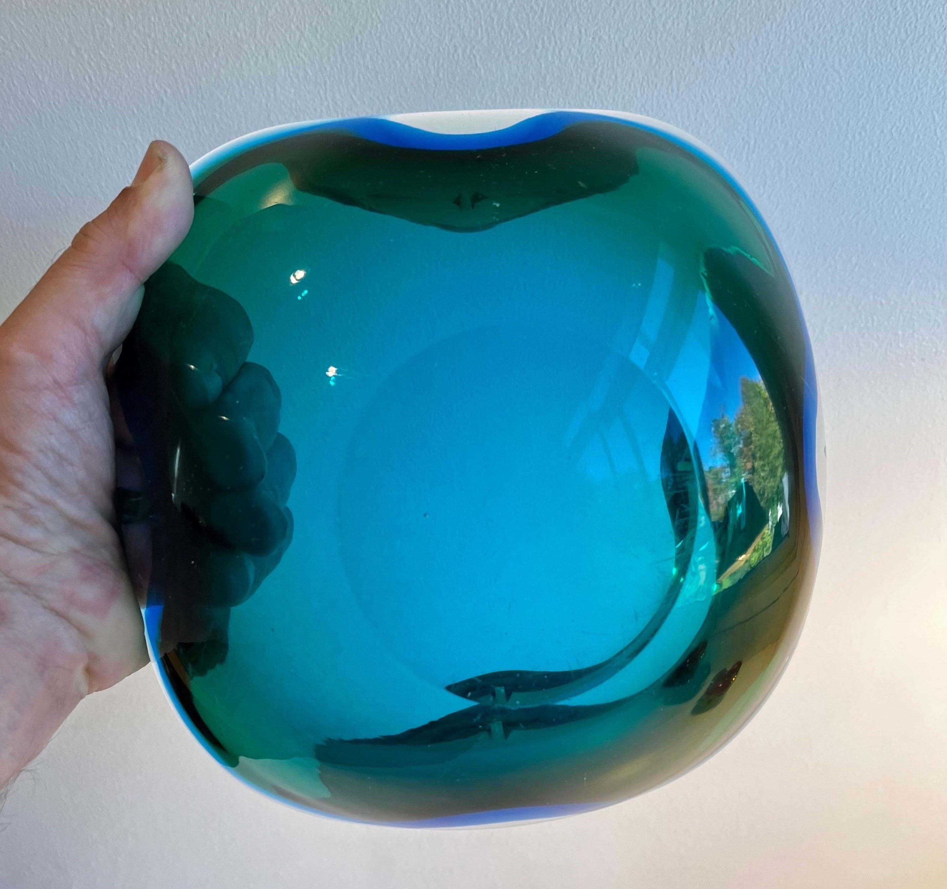 Grande ciotola biomorfa in vetro blu e verde di Murano, circa 1970 In condizioni buone in vendita a Philadelphia, PA