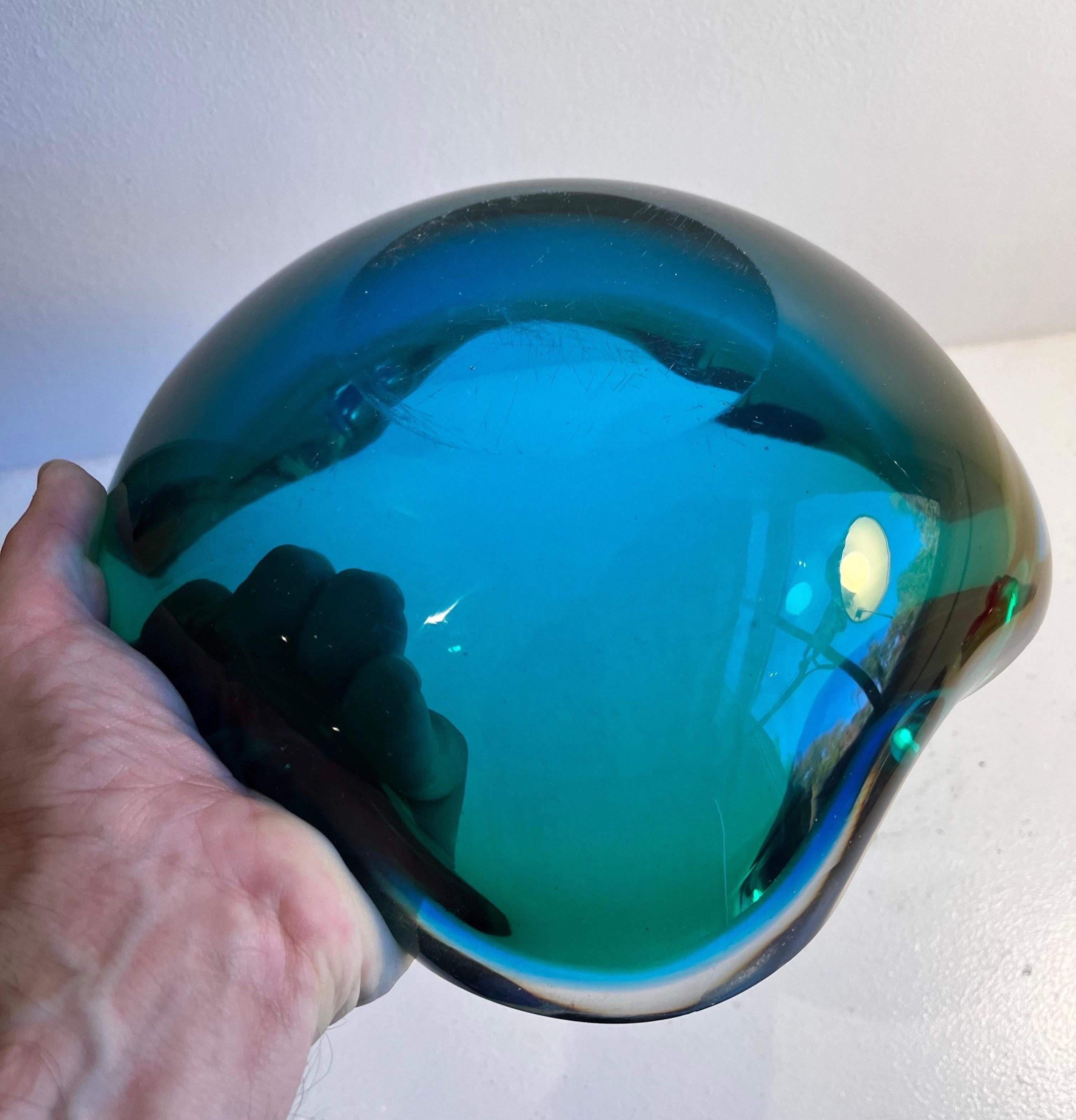 Fine XX secolo Grande ciotola biomorfa in vetro blu e verde di Murano, circa 1970 in vendita