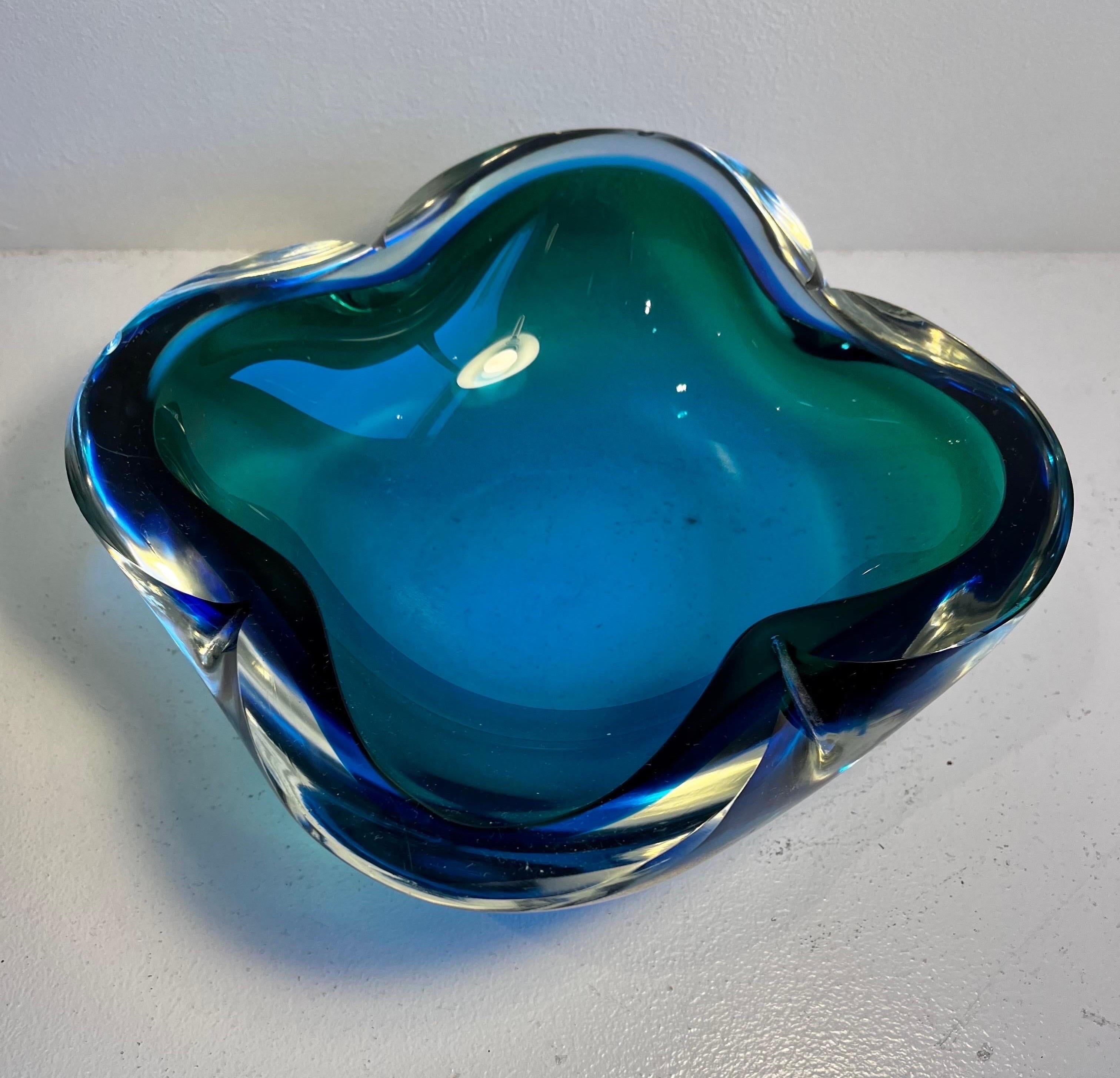Vetro artistico Grande ciotola biomorfa in vetro blu e verde di Murano, circa 1970 in vendita