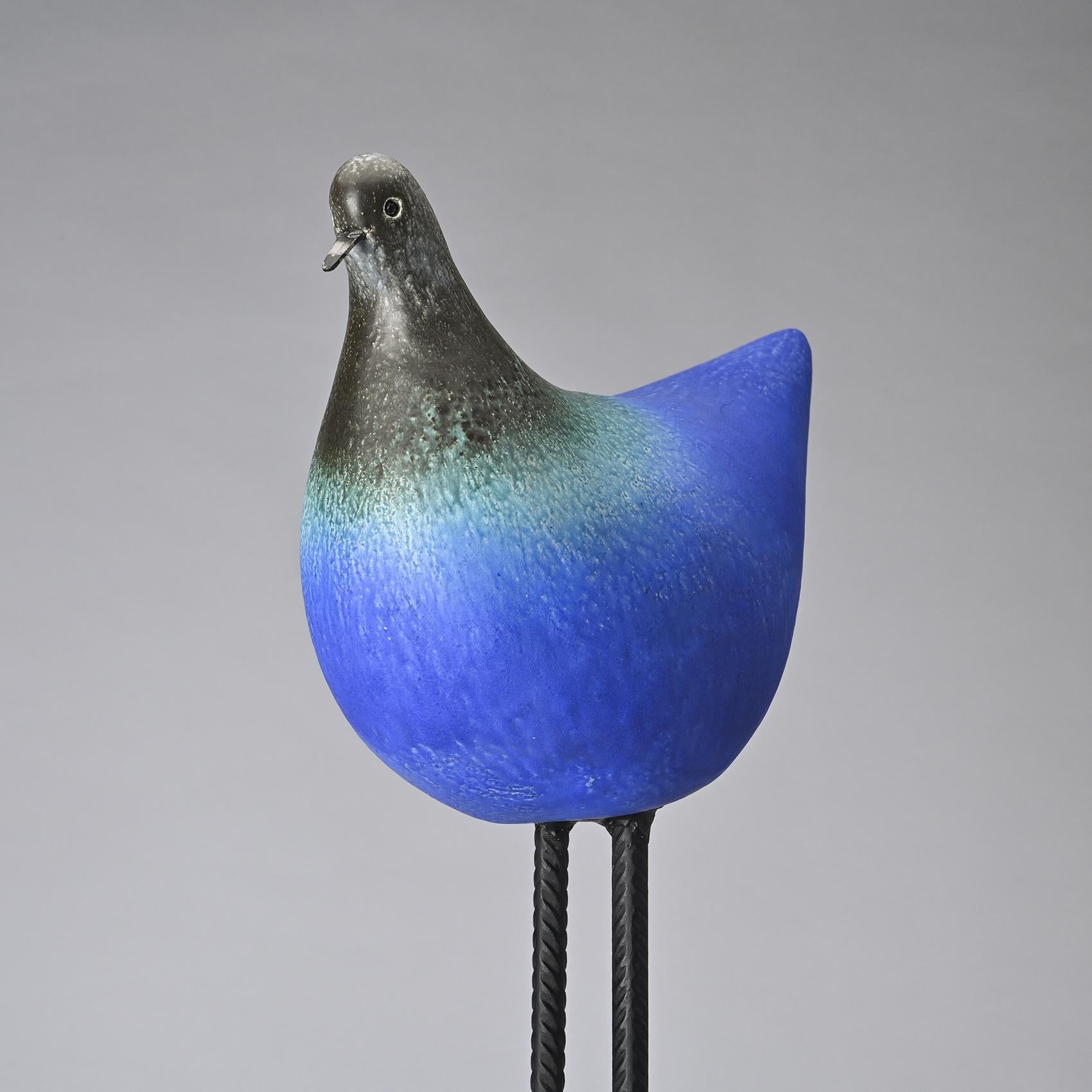 Scultura di uccelli di grandi dimensioni creata dal ceramista svizzero Gérald Olivier, circa 1970. Quest'opera riflette l'approccio distintivo dell'artista, che fonde l'astrazione formale con un bestiario poetico, nello spirito del design ceramico