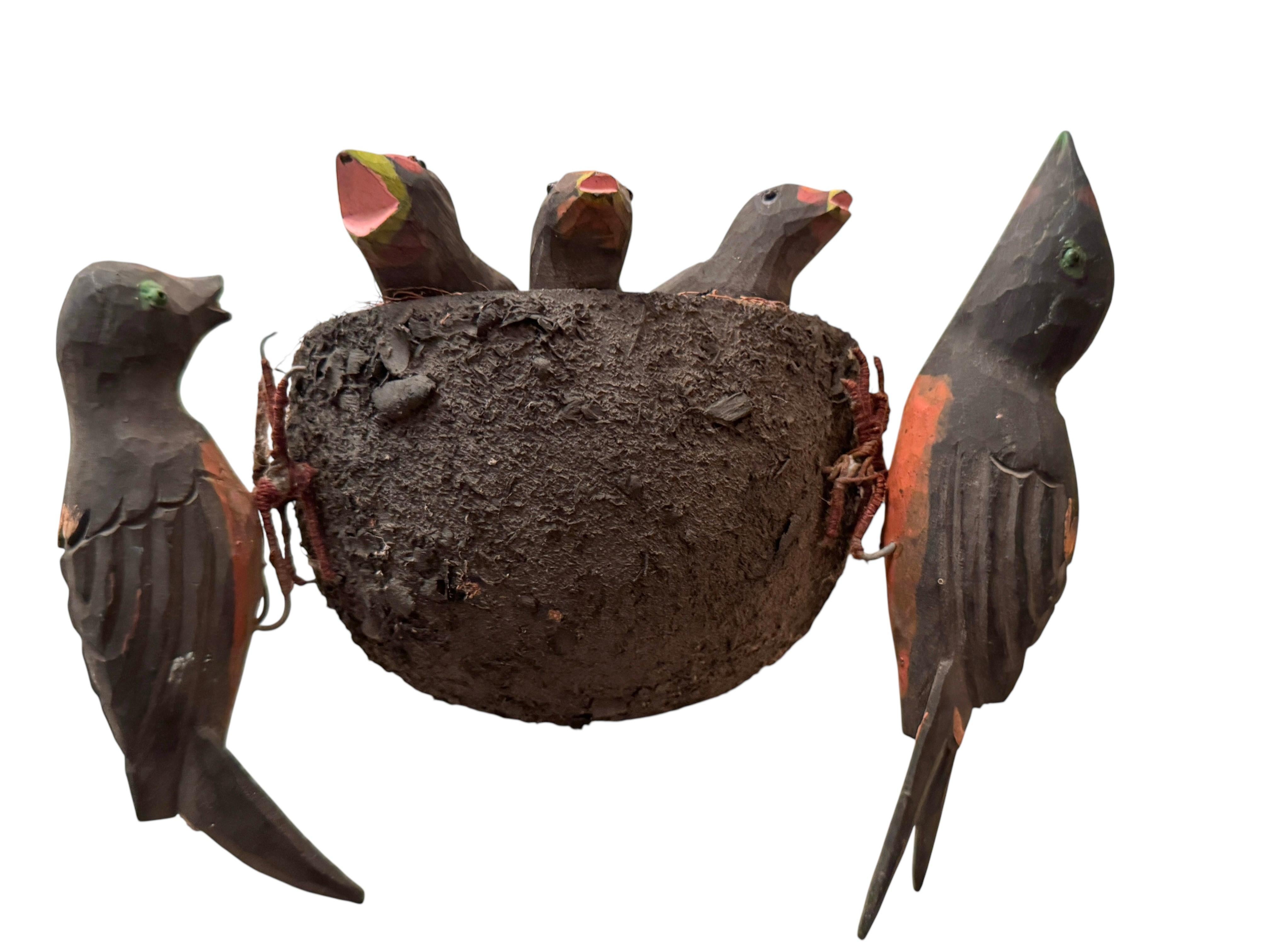 Ein schönes österreichisches Vogelnest aus dem 19. bis 20. Jahrhundert, geschnitzt aus Holz, zum Aufhängen an der Wand als Wanddekoration. Die Tradition dieser in Österreich 