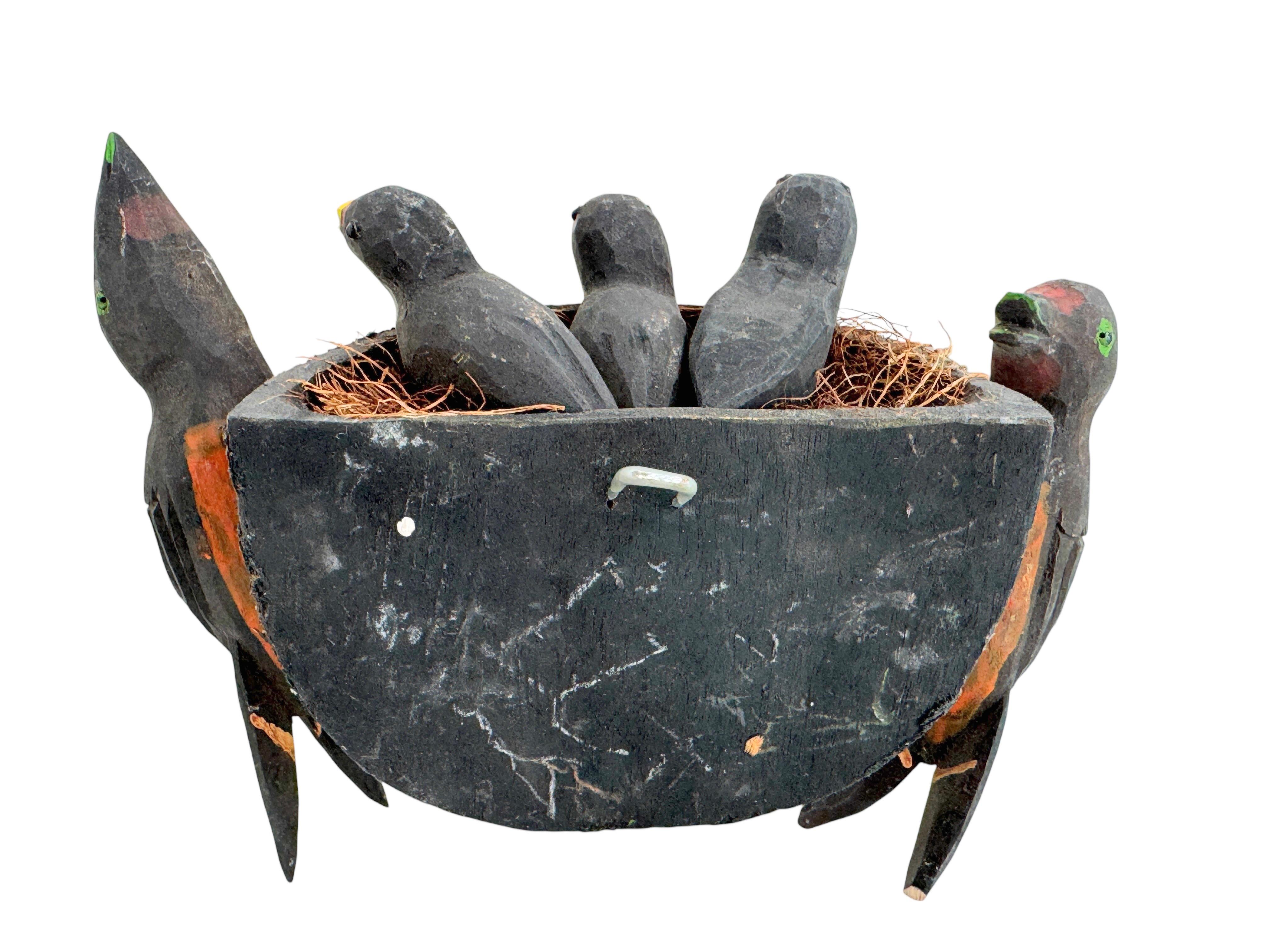 Großes Vogelnest Viechtauer geschnitzt Holz Vogel Volkskunst Black Forest 1900s Österreich (20. Jahrhundert) im Angebot