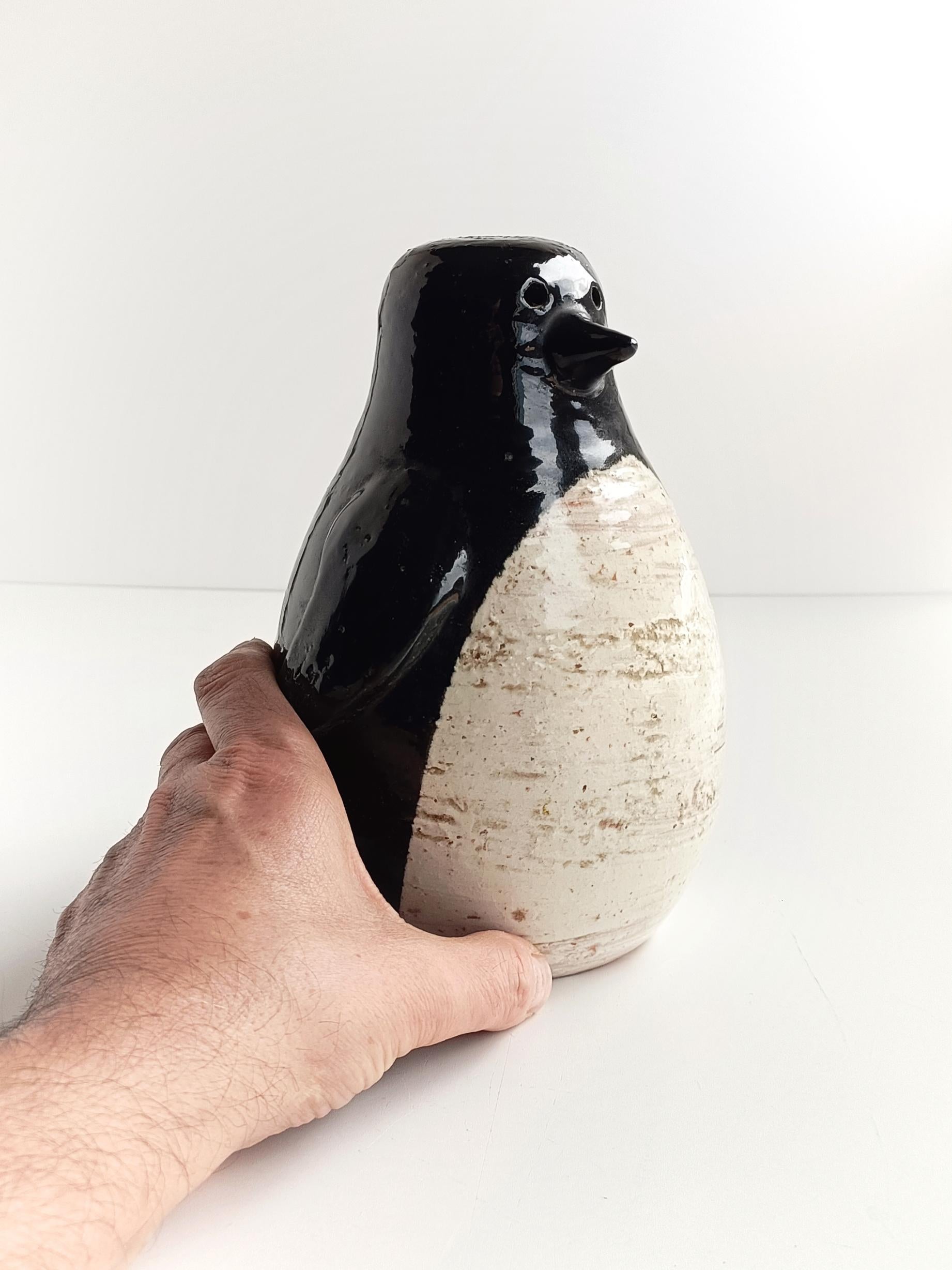 Bitossi penguin ceramic sculpture by Aldo Londi, a stunning and rare piece from Italy, circa the 1960s. It features a beautiful glaze and is highly sought after by collectors. Rare large size. In excellent condition. Stunning in the