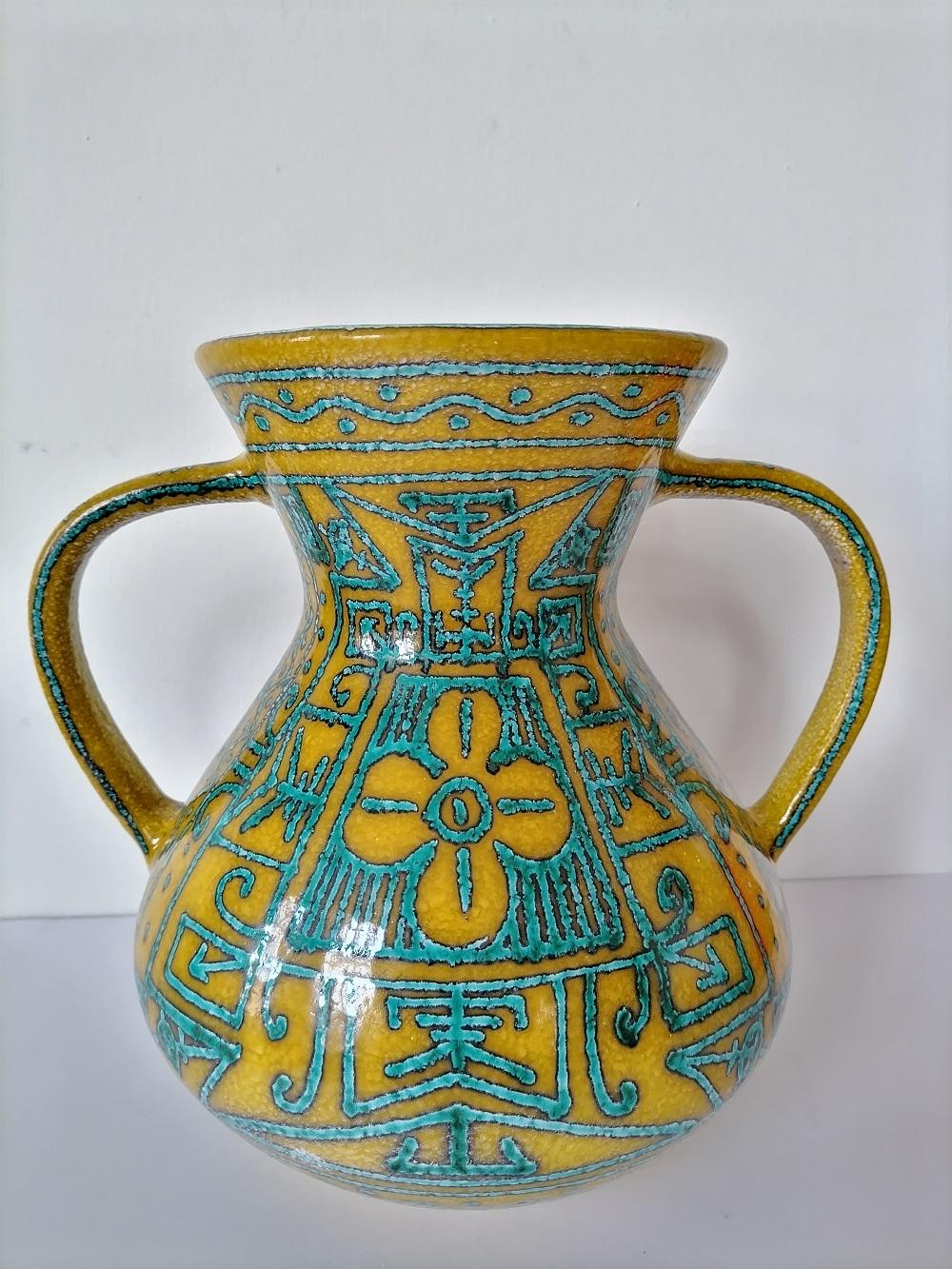 Large Bitossi Ceramic Vase Majolique Style 1950

Italian ceramic pottery : BITOSSI

Decorated with asbtract design with yellow and turquoise enamel.

Two handles, antique style

Measures: Height 26cm
Width 24cm

Good condition.