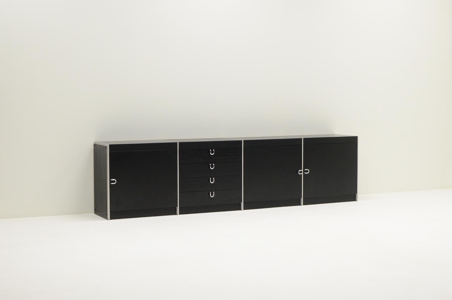 Grand buffet en aluminium et noir d'Interlübke, Allemagne, années 1980. Bois noir avec des séparations en aluminium entre les armoires et les tiroirs. Vous pourriez intervertir l'emplacement des blocs d'armoires et de tiroirs. 4 tiroirs et 3