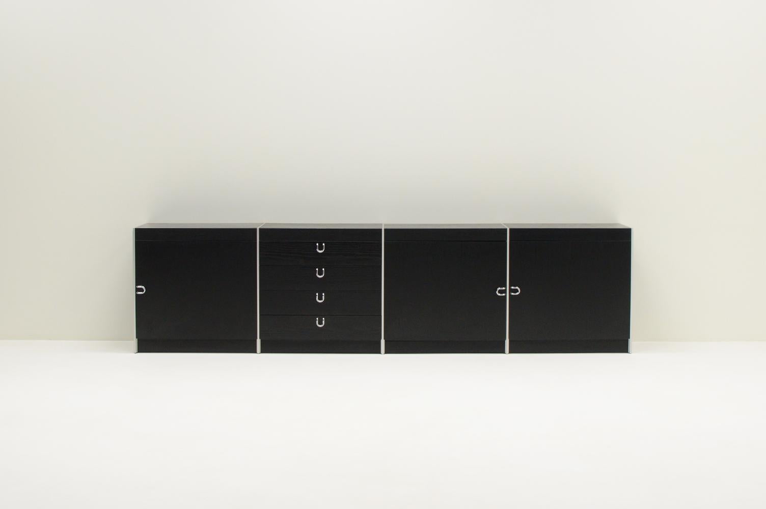 Postmoderne Grand buffet en aluminium et noir d'Interlübke, Allemagne, années 1980. en vente