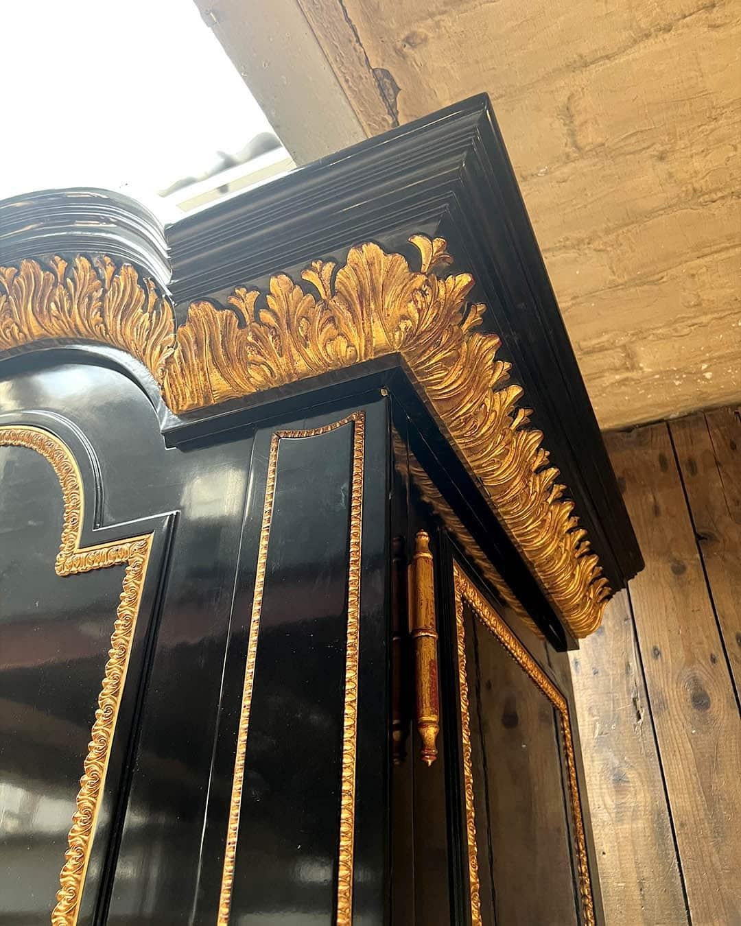 Grande armadio nero e in legno dorato, stile Luigi XVI in vendita 4