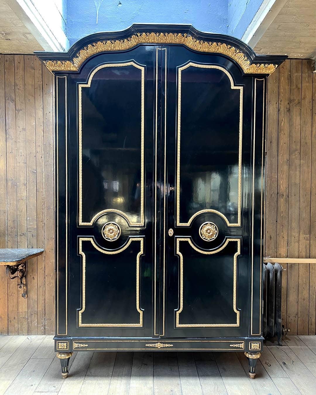 Grande armadio nero e in legno dorato, stile Luigi XVI In condizioni buone in vendita a TOURCOING, FR