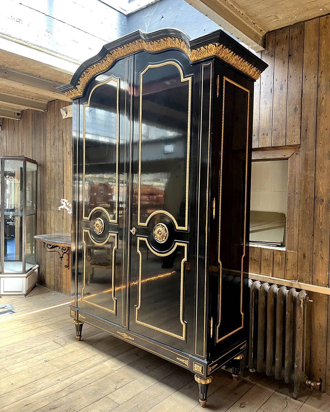 Fine XIX secolo Grande armadio nero e in legno dorato, stile Luigi XVI in vendita