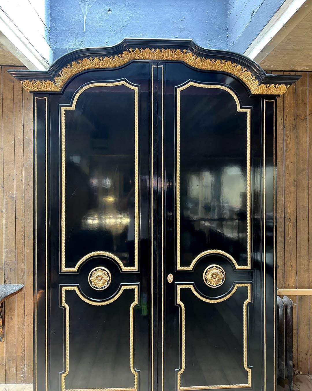 Legno dorato Grande armadio nero e in legno dorato, stile Luigi XVI in vendita