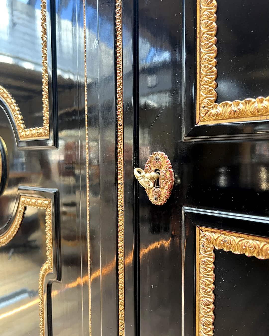 Grande armadio nero e in legno dorato, stile Luigi XVI in vendita 2