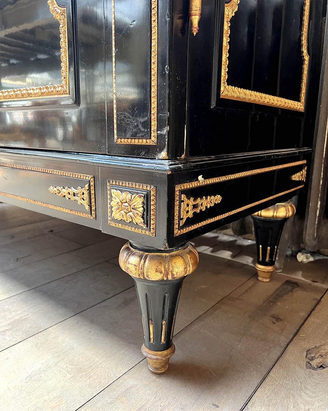 Grande armadio nero e in legno dorato, stile Luigi XVI in vendita 3