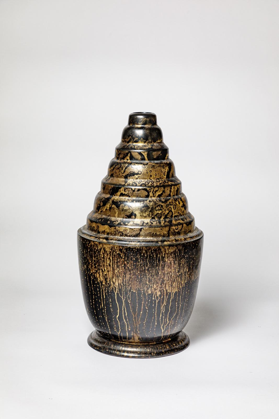 Art Déco Grande vaso in ceramica art déco nero e oro del 1940 di Lucien Brisdoux 44 cm in vendita