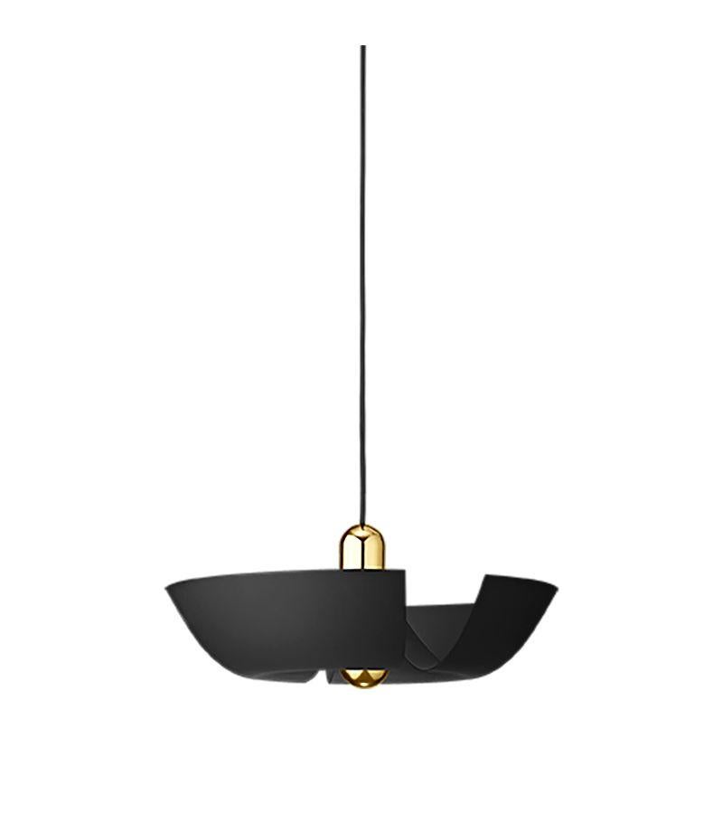 Grande lampe suspendue contemporaine noire et dorée 
Dimensions : Diamètre 45 x H 18 cm 
Matériaux : Aluminium avec revêtement en poudre. Détails plaqués laiton, prise en porcelaine, interrupteur en plastique et cordon en textile noir. 
Détails :