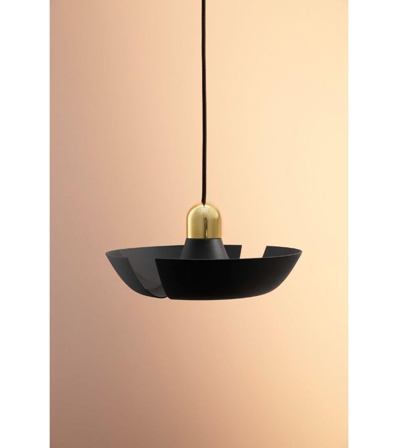 Moderne Grande lampe suspendue contemporaine noire et dorée  en vente