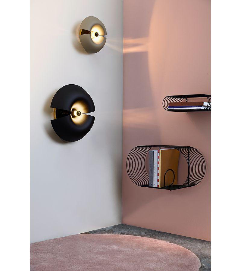 Danese Lampada da parete contemporanea grande in oro e nero in vendita