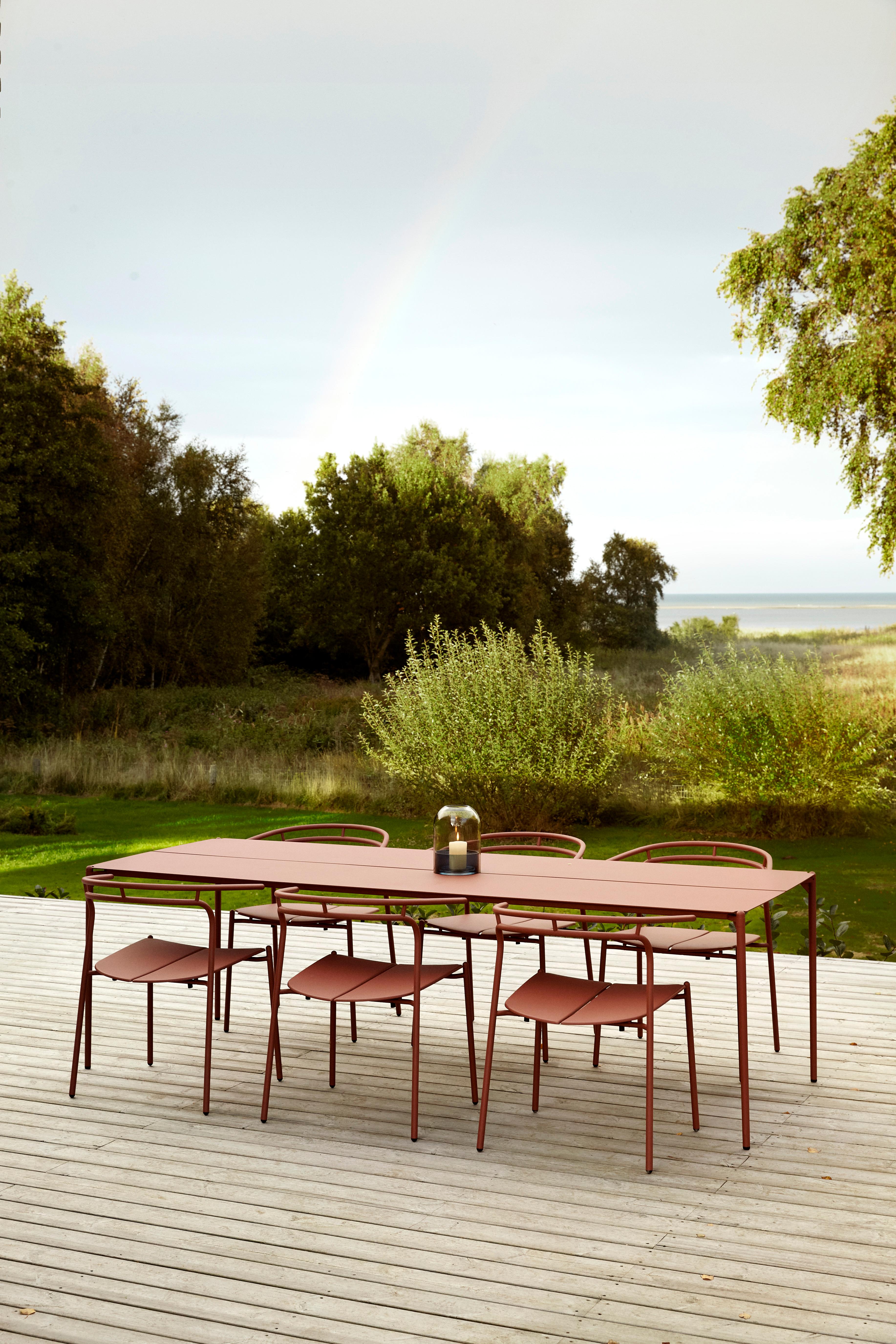 Großer minimalistischer schwarz-goldener Tisch (Moderne) im Angebot