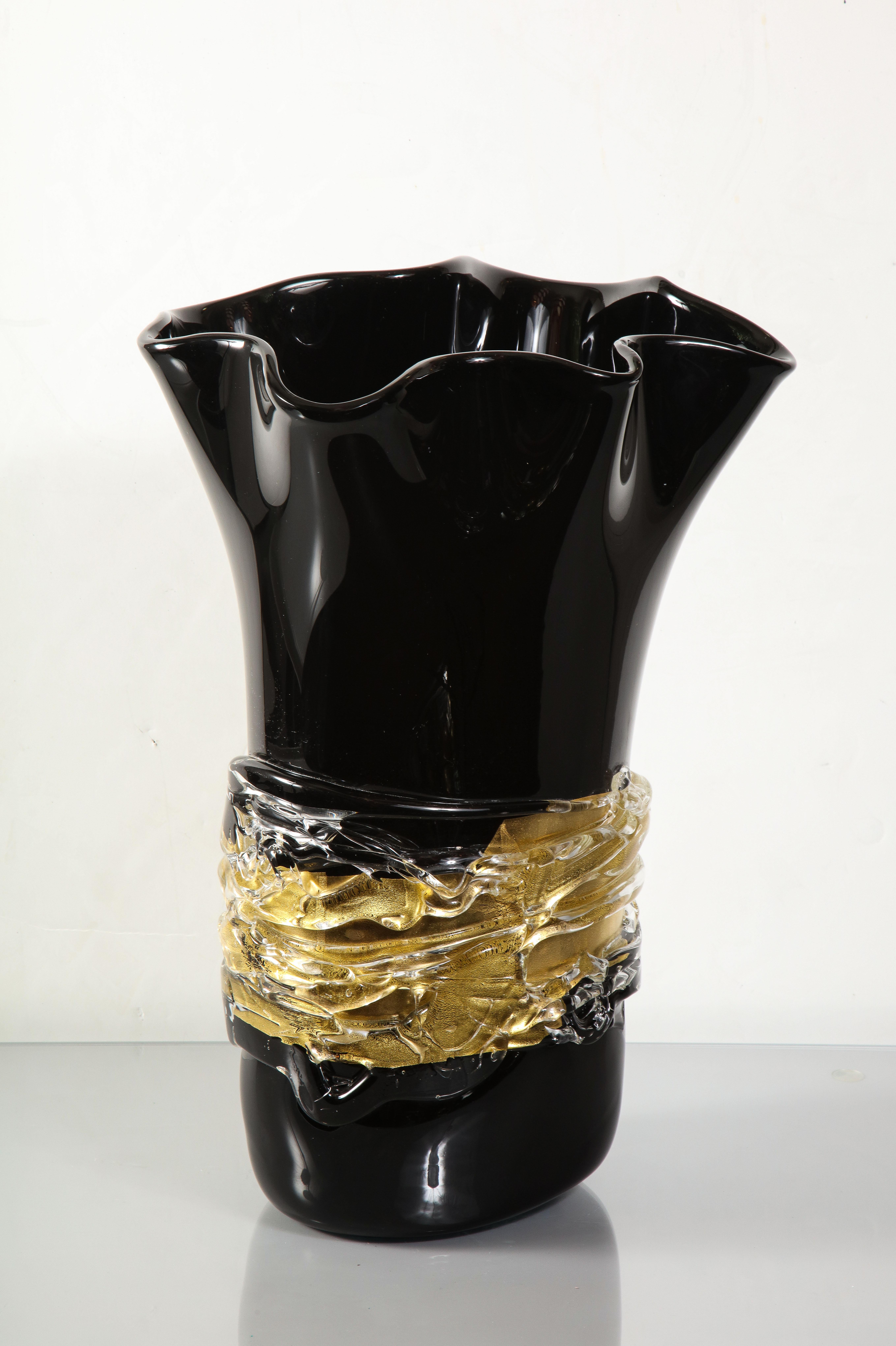 Gran jarrón Venini Fazzoletto de cristal de Murano negro y dorado en Nuevo estado para la venta en New York, NY