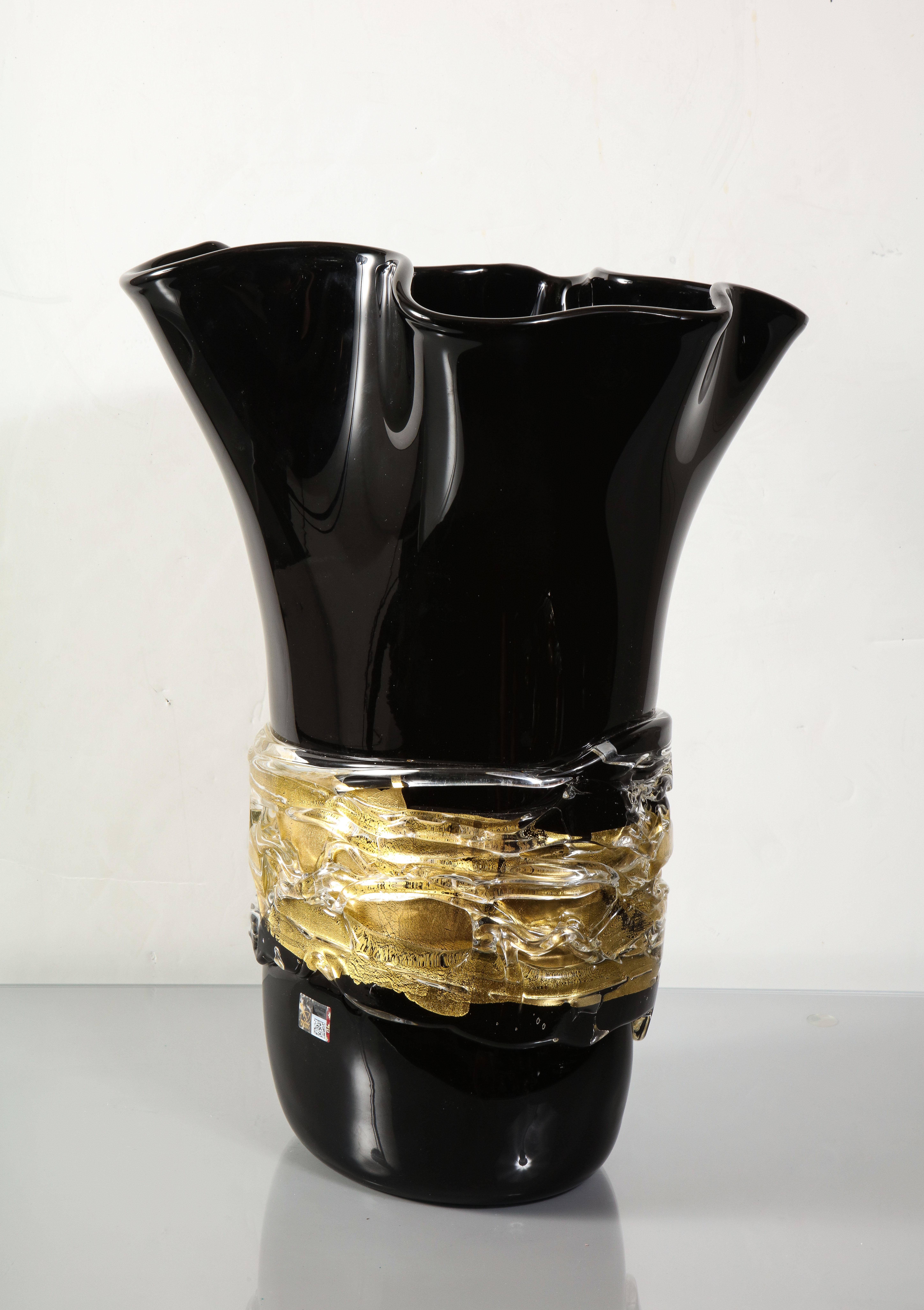 Large Venini Black and Gold Murano Glass Fazzoletto Vase In New Condition For Sale In New York, NY