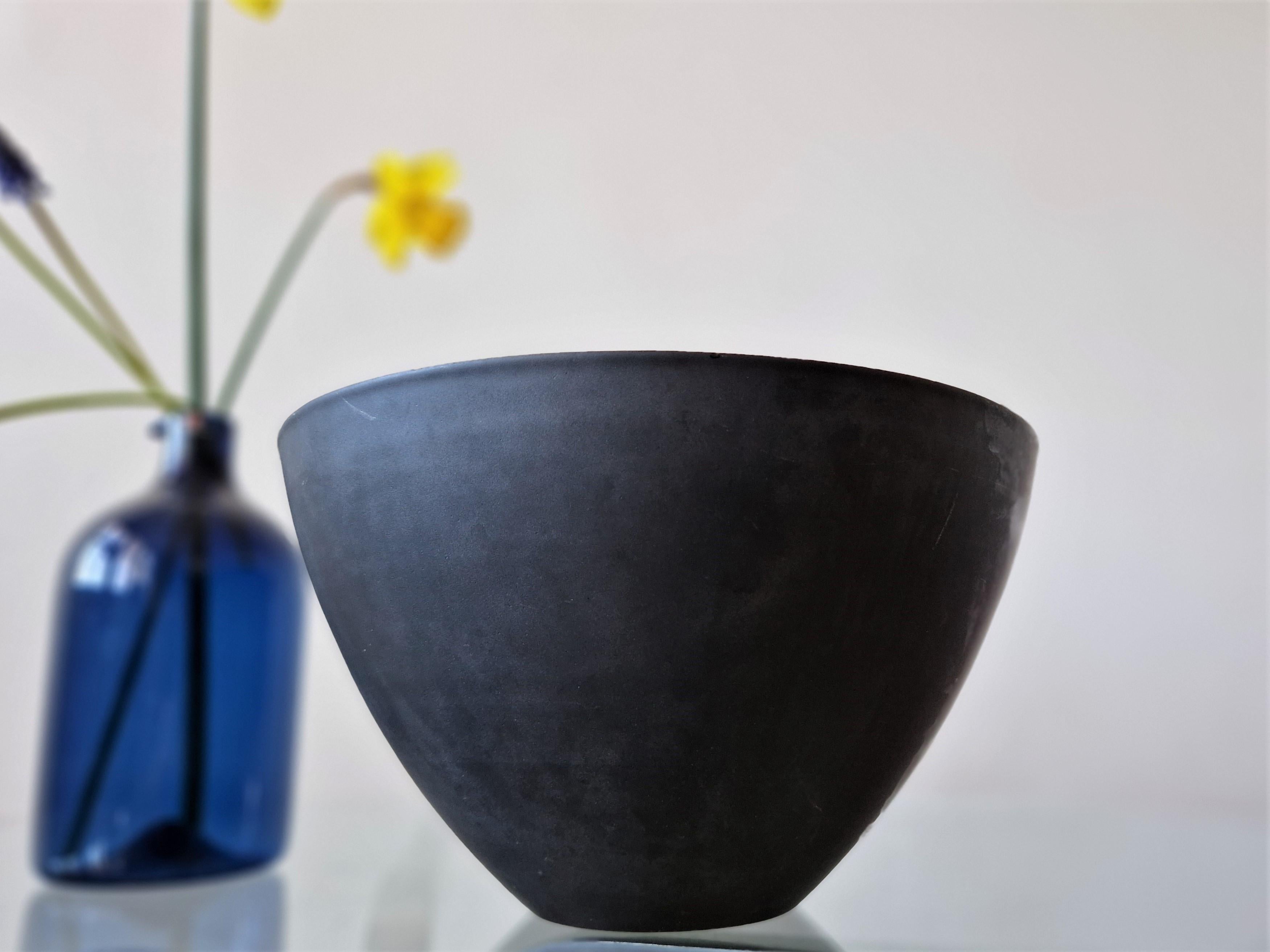 Large Black and Green 'Krenit' Bowl by Herbert Krenchel for Torben Ørskov & Co In Good Condition For Sale In Steenwijk, NL