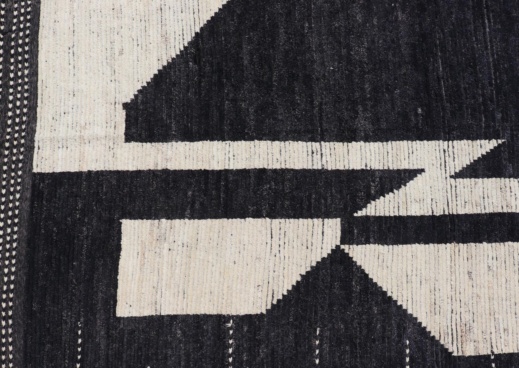 Large Black and Ivory Oversized Abstract Modern Casual Rug For Sale 4