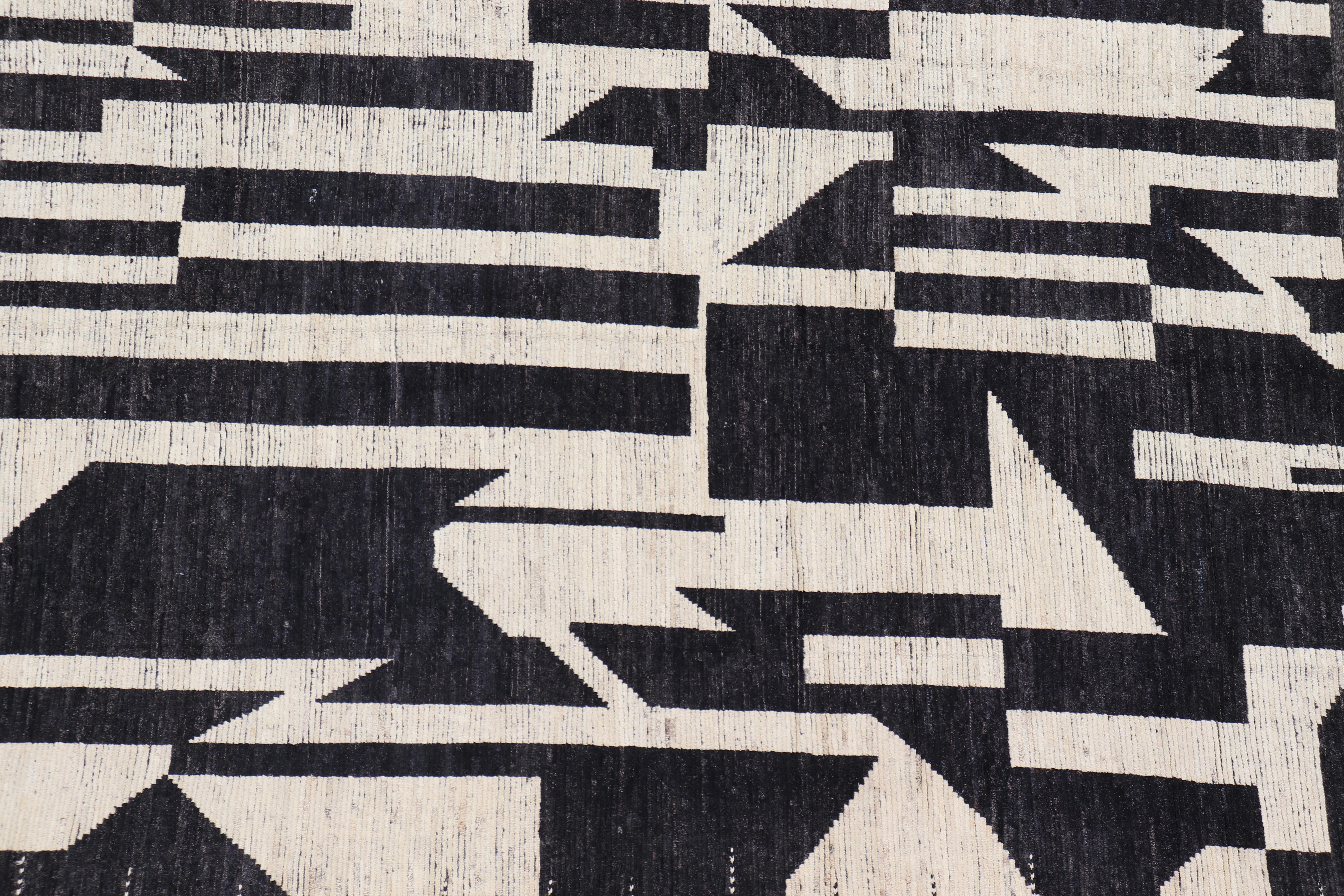 Large Black and Ivory Oversized Abstract Modern Casual Rug For Sale 6