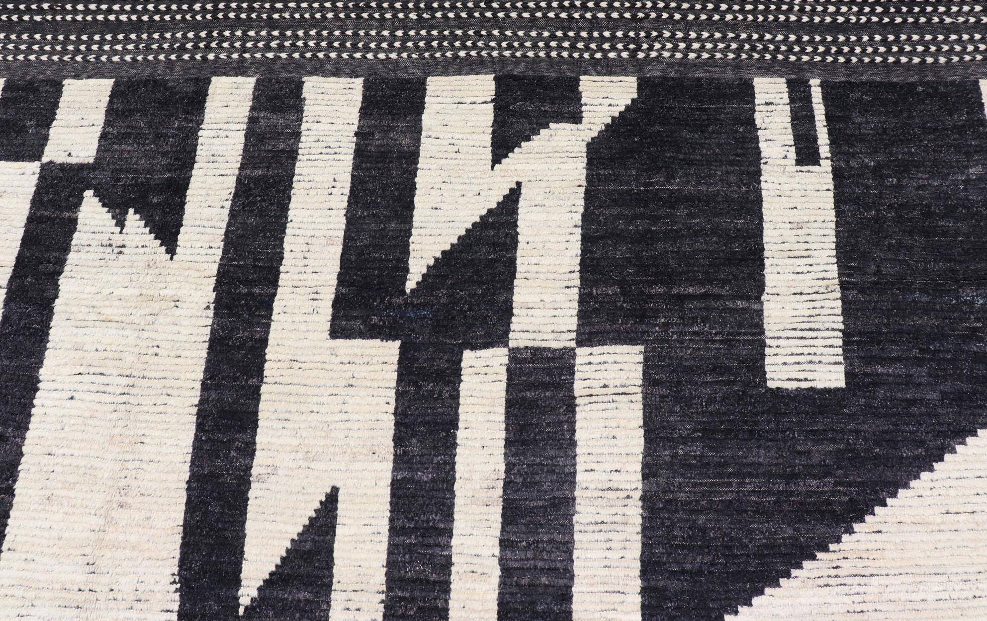 Moderne Grand tapis abstrait moderne et décontracté noir et ivoire surdimensionné en vente