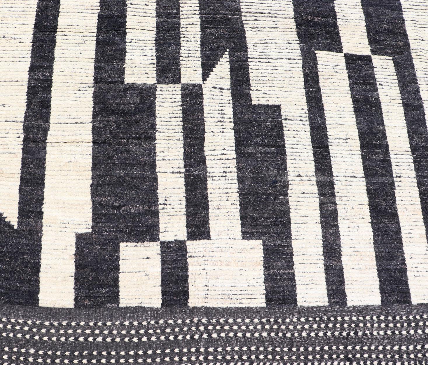 Afghan Grand tapis abstrait moderne et décontracté noir et ivoire surdimensionné en vente