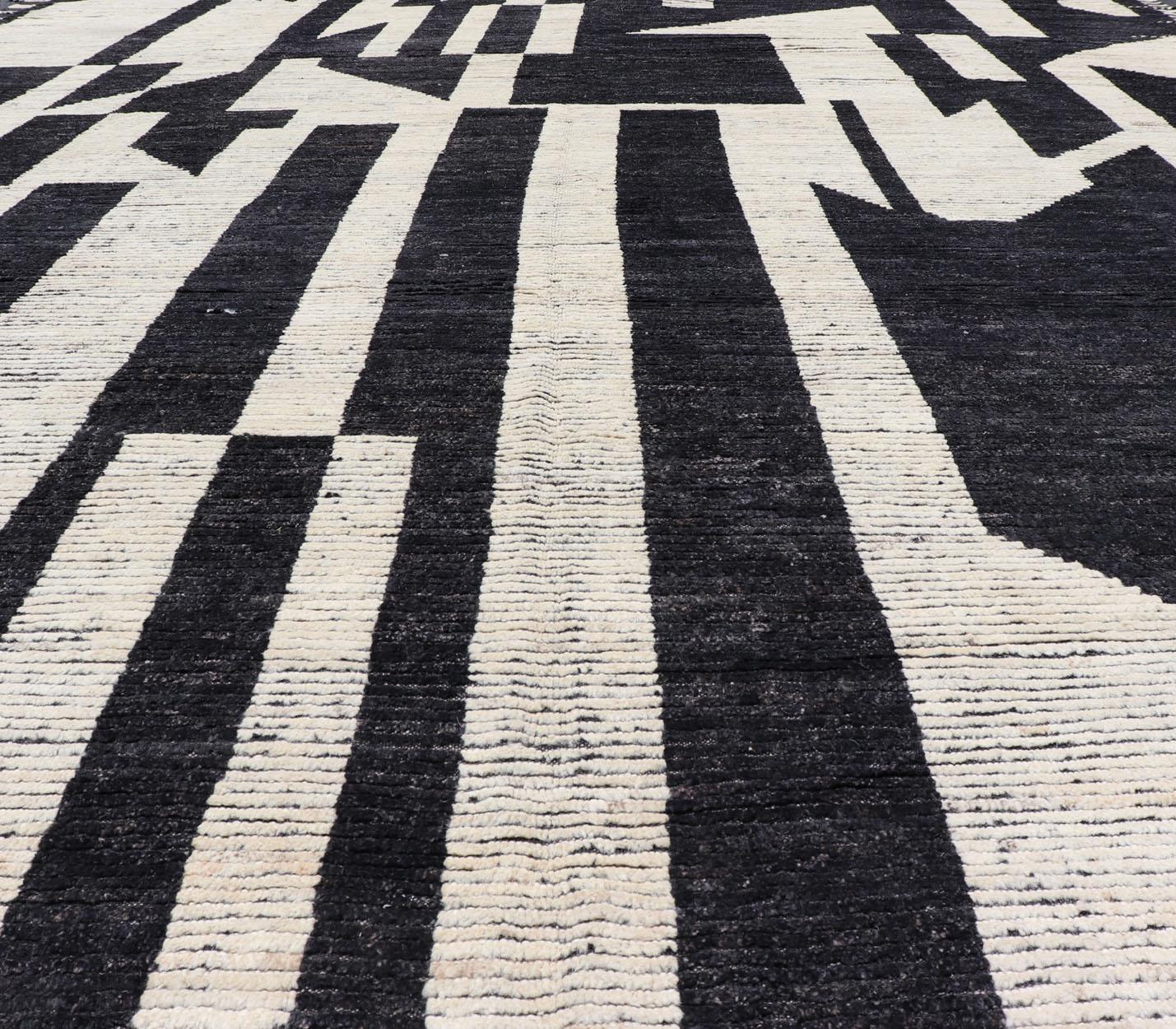 Laine Grand tapis abstrait moderne et décontracté noir et ivoire surdimensionné en vente