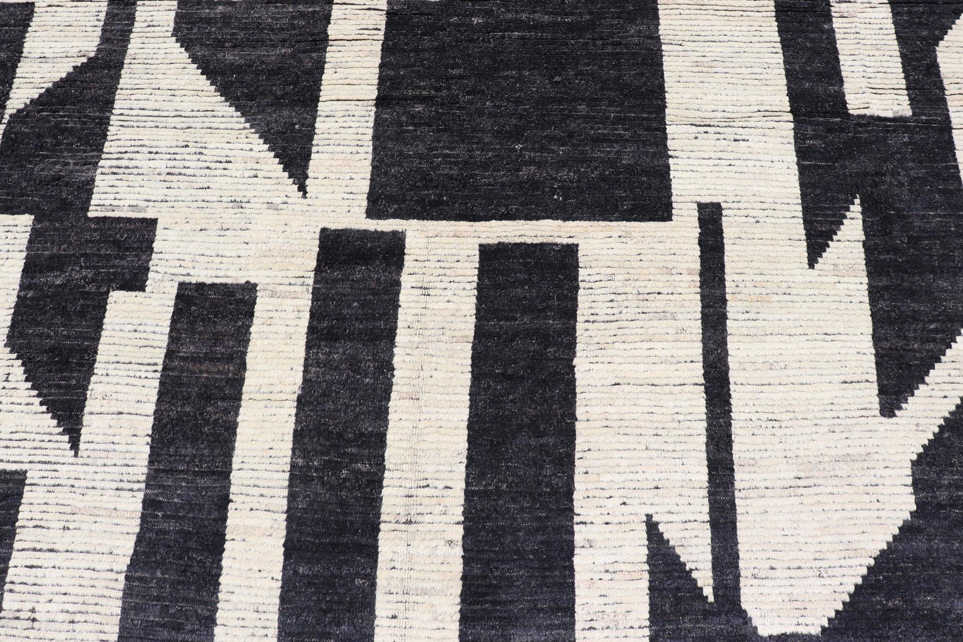Grand tapis abstrait moderne et décontracté noir et ivoire surdimensionné en vente 1