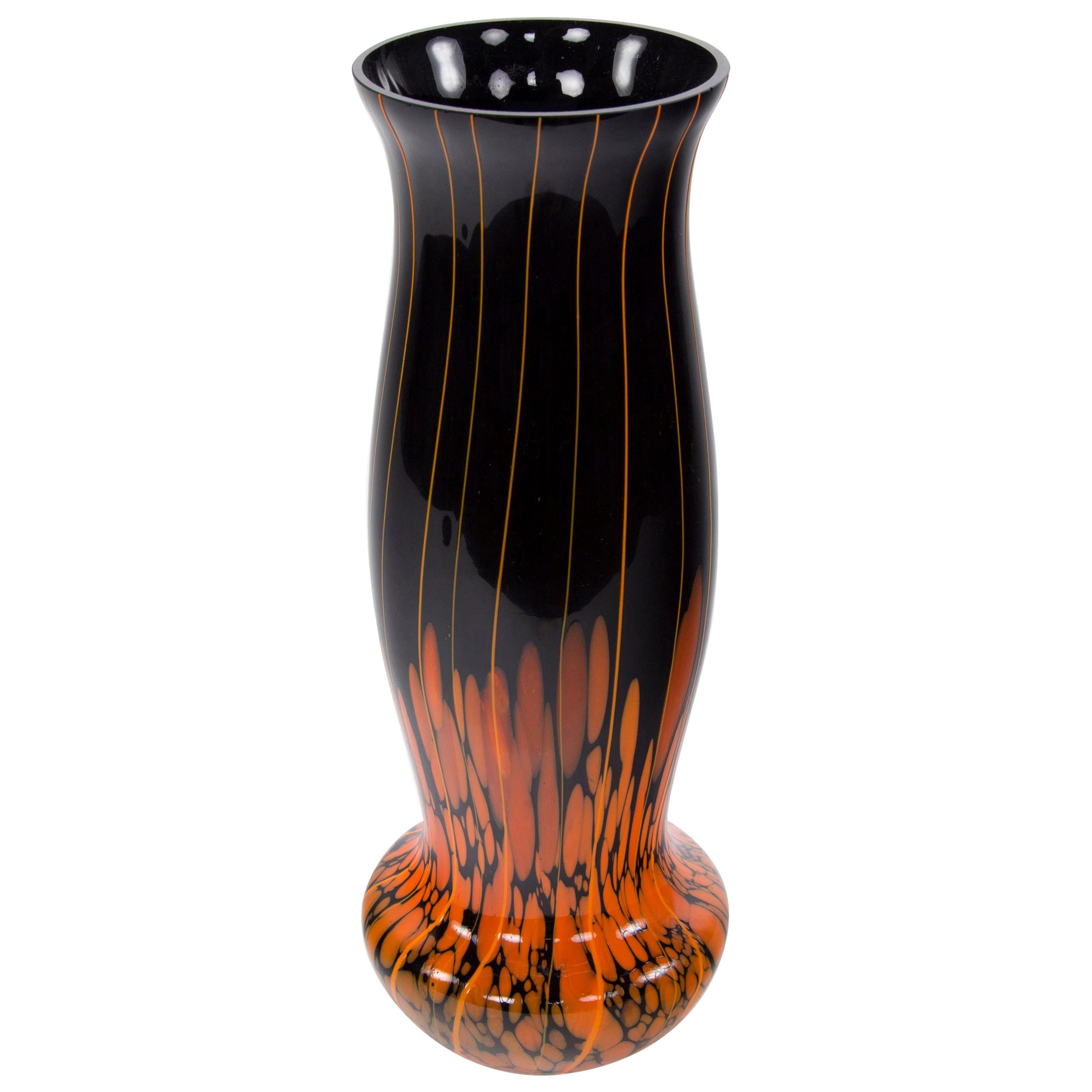 Grand vase en verre d'art rétro noir et orange, trouvaille de succession, vers les années 1940 en vente