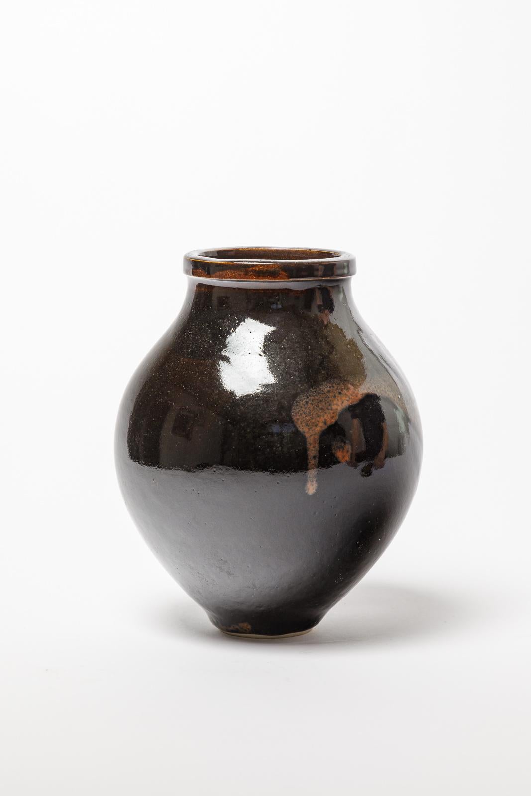 Large black and red  handmade stoneware ceramic vase by ATOI circa 2010 24 cm In Excellent Condition For Sale In Neuilly-en- sancerre, FR