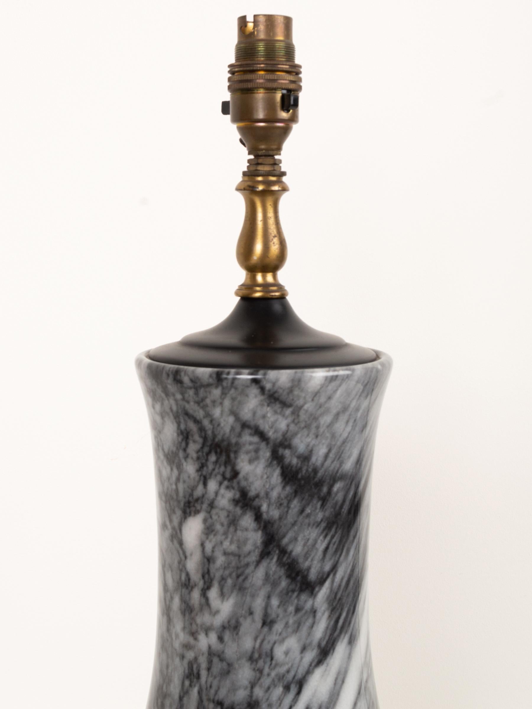 Gran lámpara de sobremesa de mármol blanco y negro, c.1970 en Bueno estado para la venta en London, GB