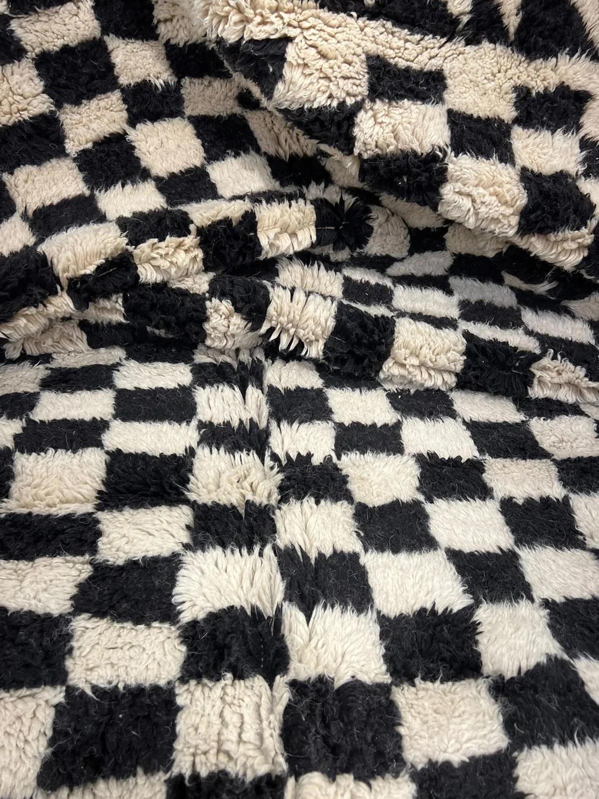 Moderno Grande tappeto marocchino moderno a scacchi in lana Beni M'Rirt tessuto a mano in bianco e nero in vendita