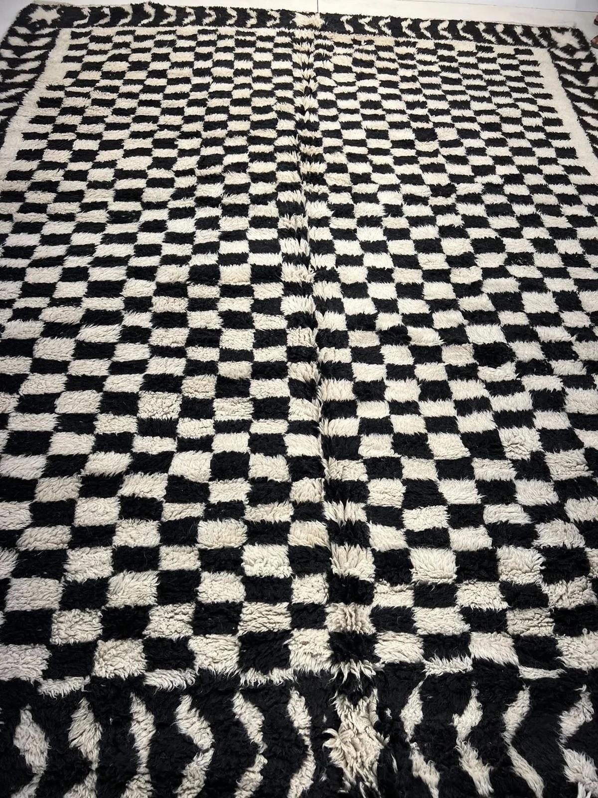 Grande tappeto marocchino moderno a scacchi in lana Beni M'Rirt tessuto a mano in bianco e nero In condizioni Nuovo in vendita a Los Angeles, CA